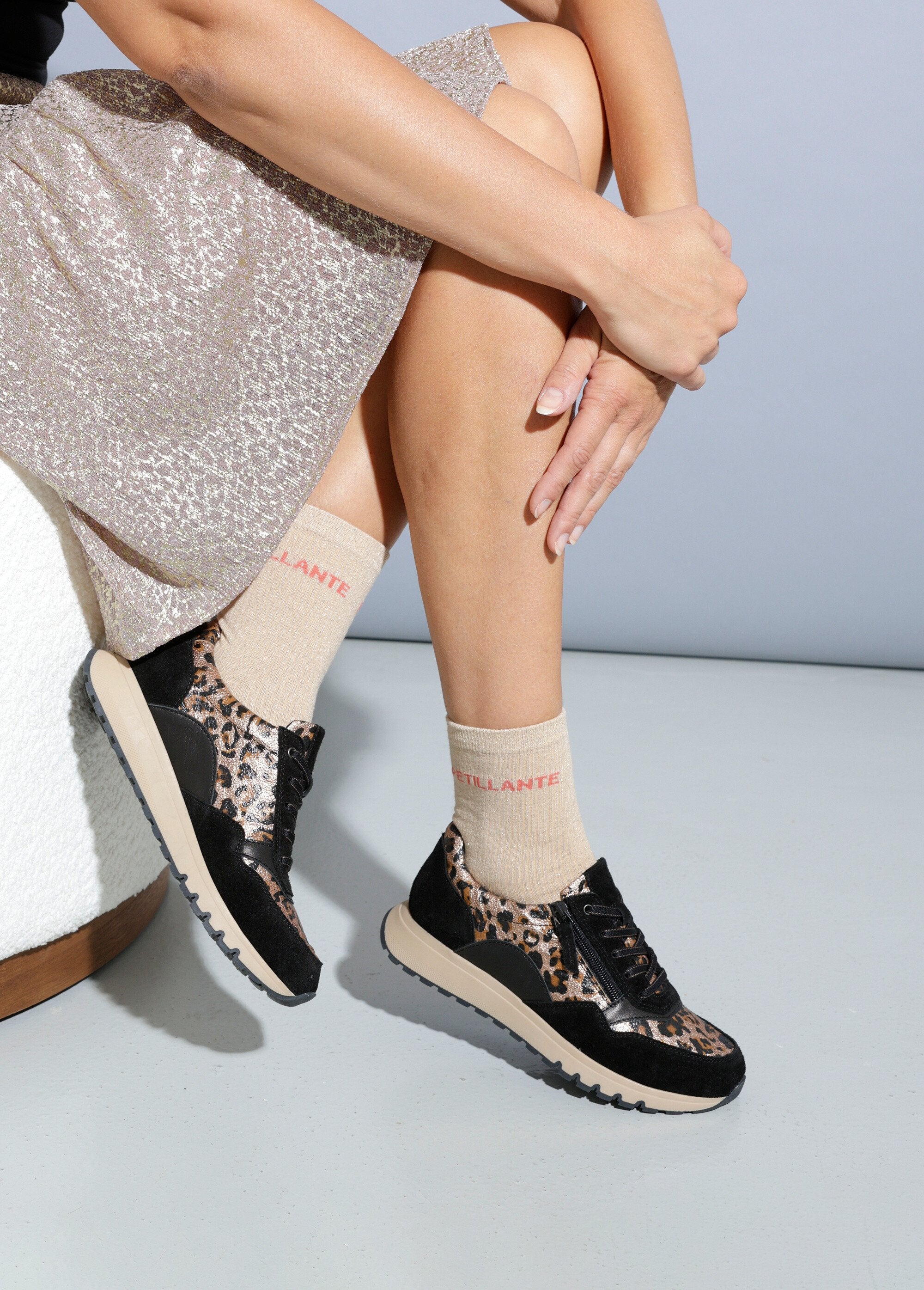 Zapatillas_deportivas_con_cremallera_y_ancho_confort_en_piel_y_estampado_animal_Negro_y_leopardo_SF1_slim