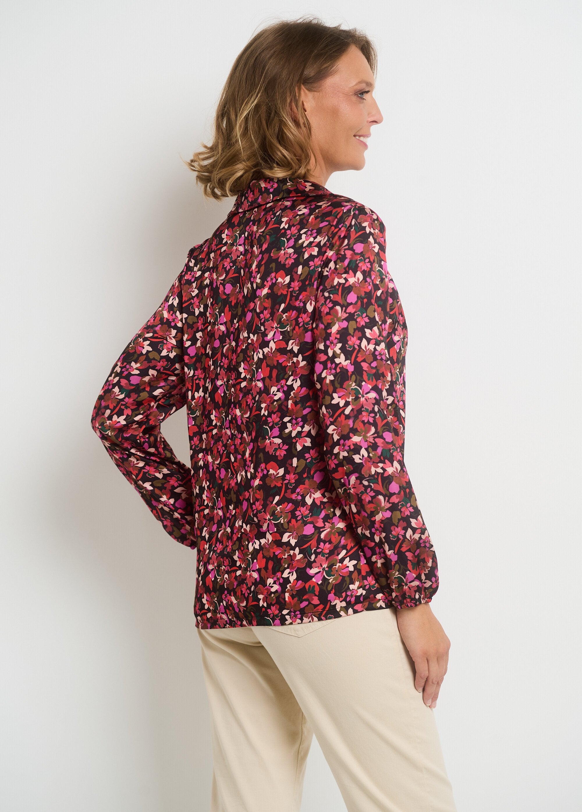 Blusa_estampada_con_cuello_de_pico_y_mangas_elásticas_rojo_y_negro_DO1_slim