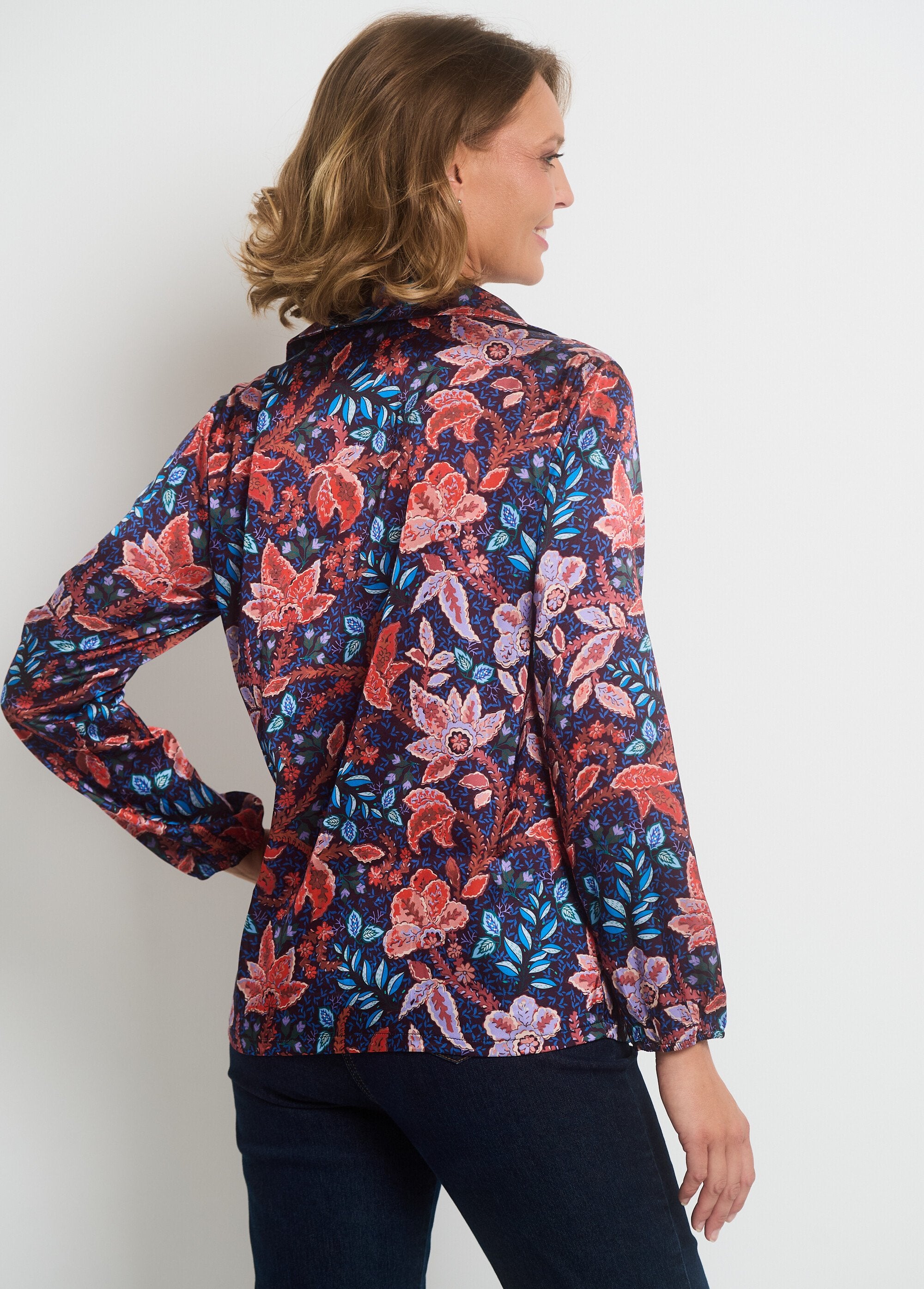 Blusa_de_raso_con_cuello_de_pico_y_mangas_elásticas_azul_y_naranja_DO1_slim