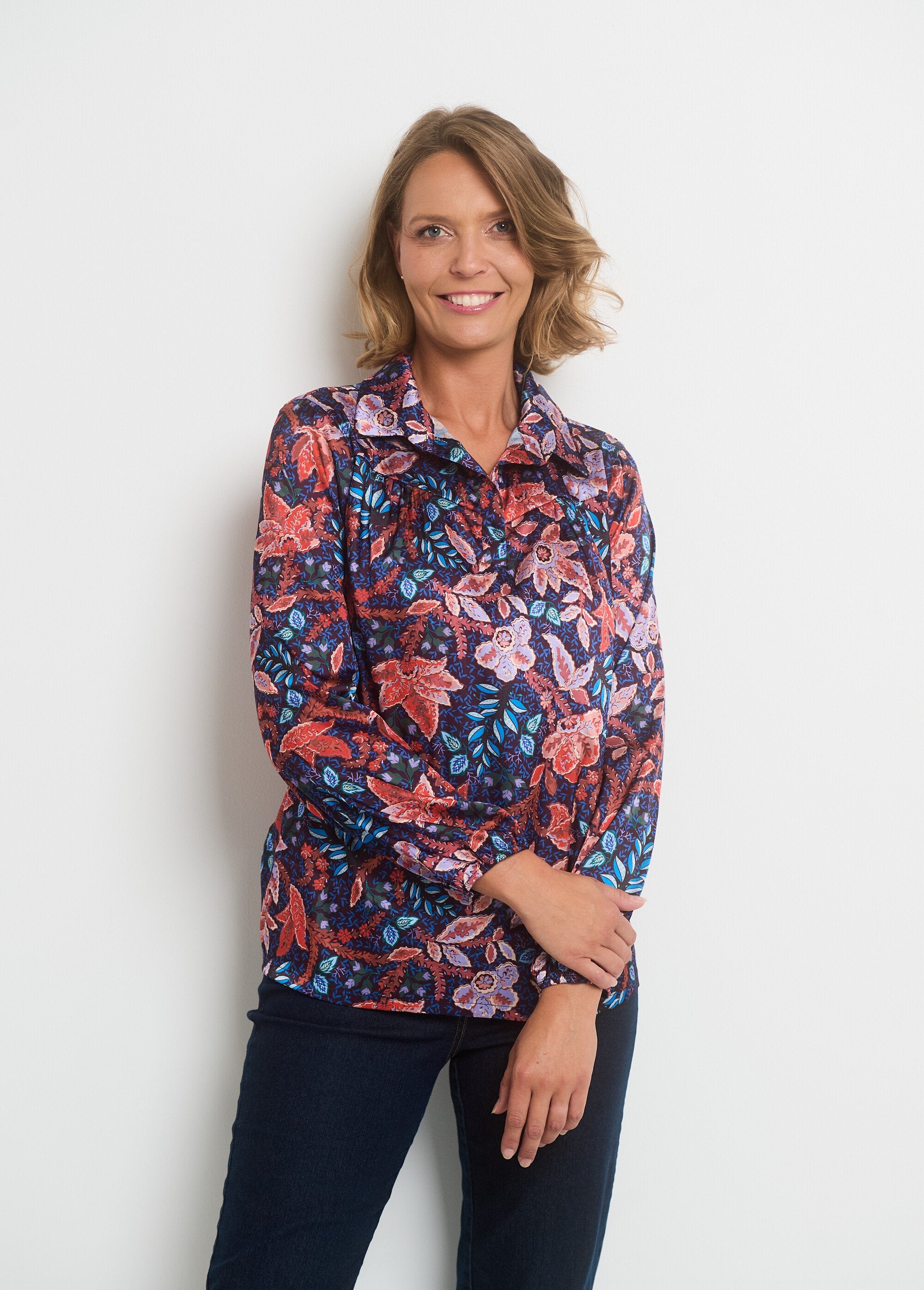 Blusa_de_raso_con_cuello_de_pico_y_mangas_elásticas_azul_y_naranja_FA1_slim