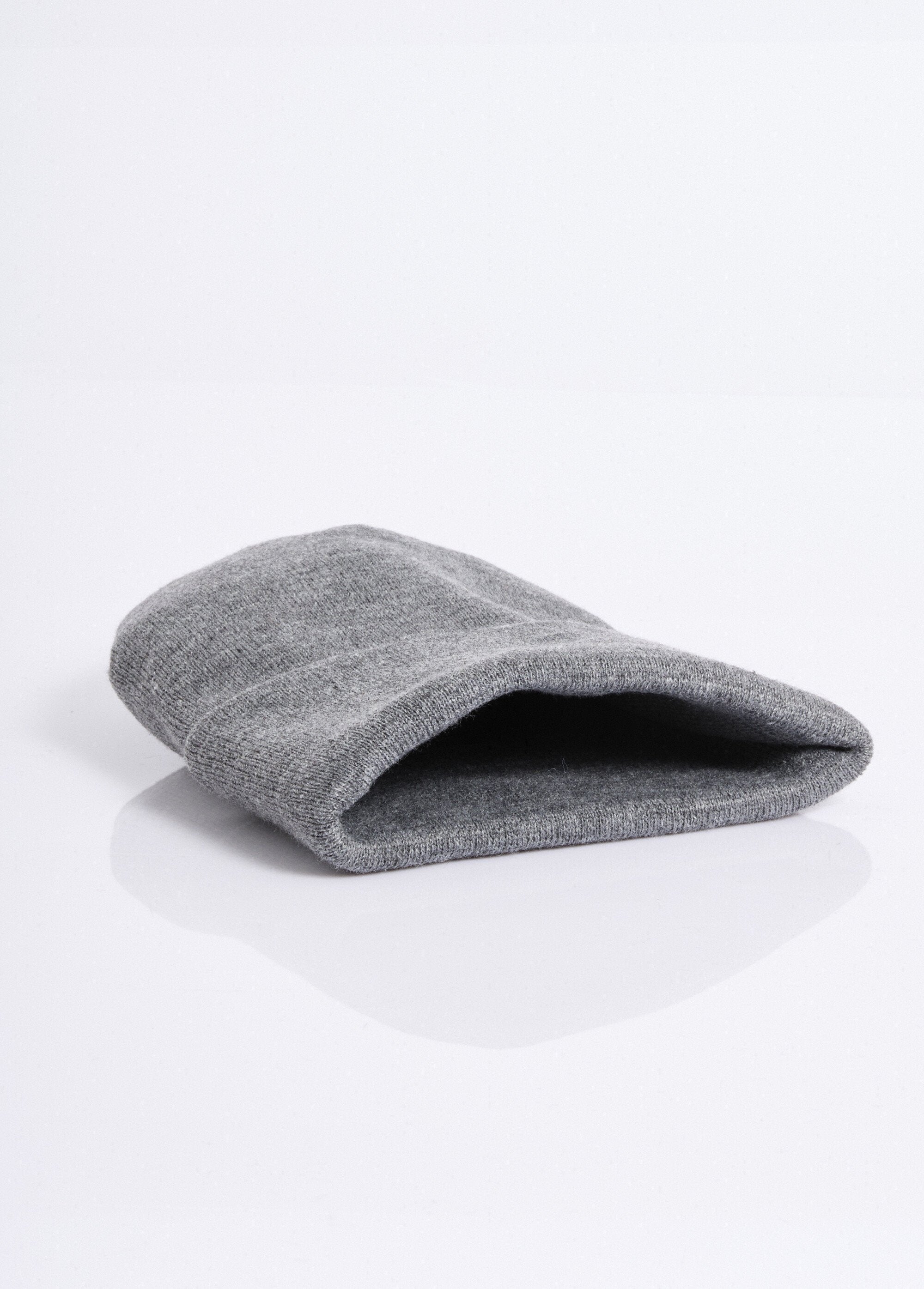 Gorro_de_punto_fino_con_puños_Gris_DE1_slim