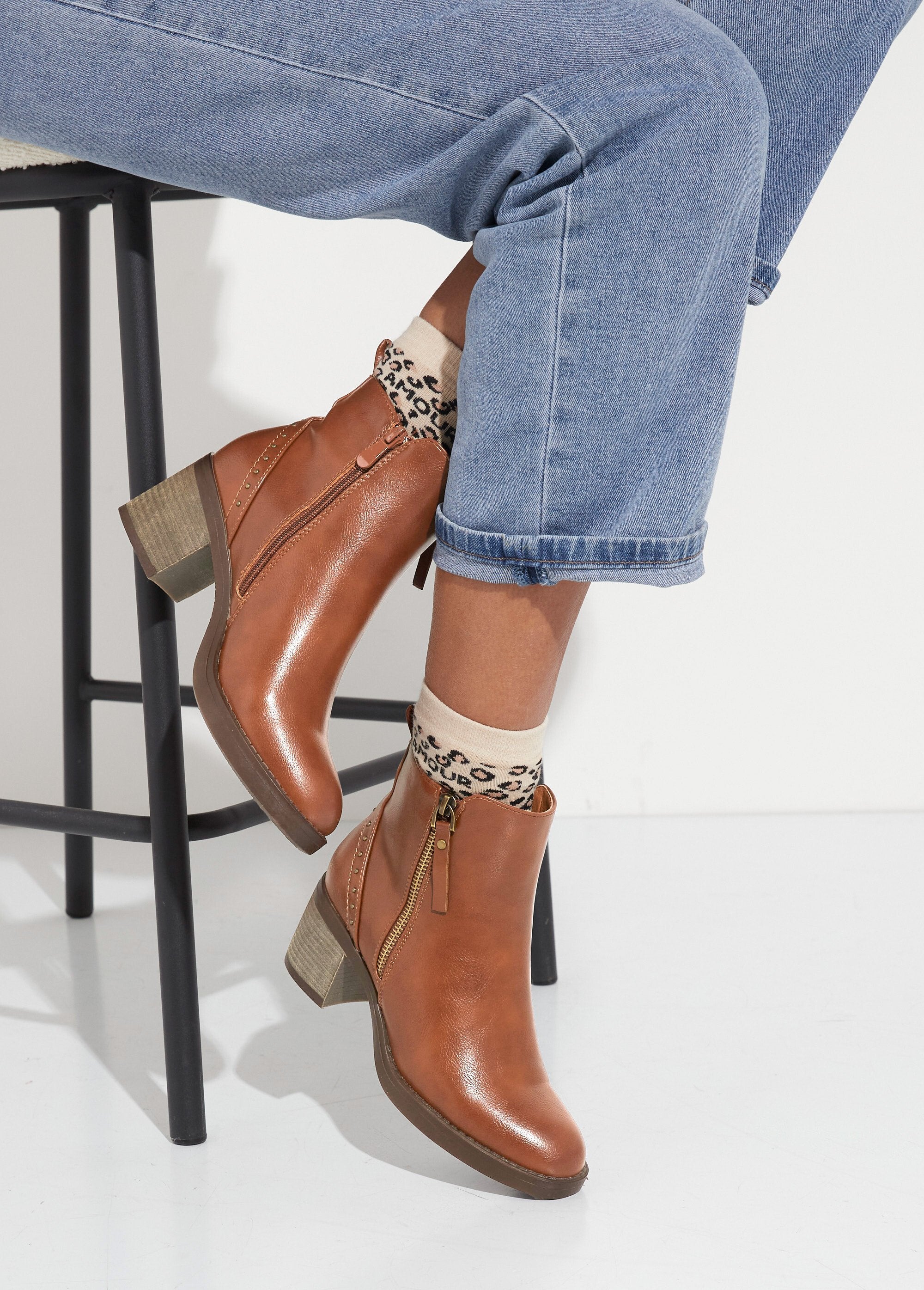 Botas_con_cremallera_y_tacones_con_tachuelas_camello_SF1_slim