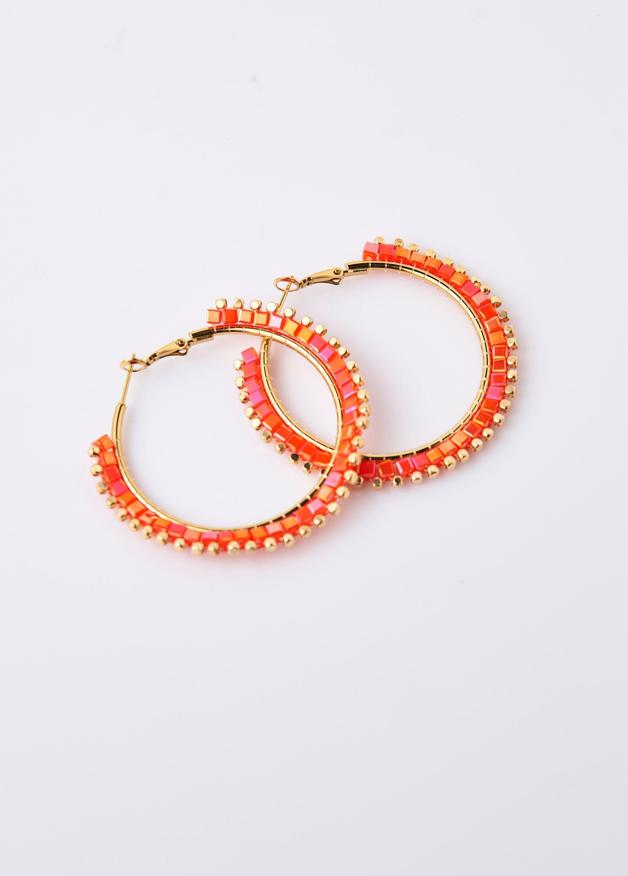 Pendientes_de_aro_de_acero_inoxidable_con_cuentas_de_vidrio_naranja_FA1_slim