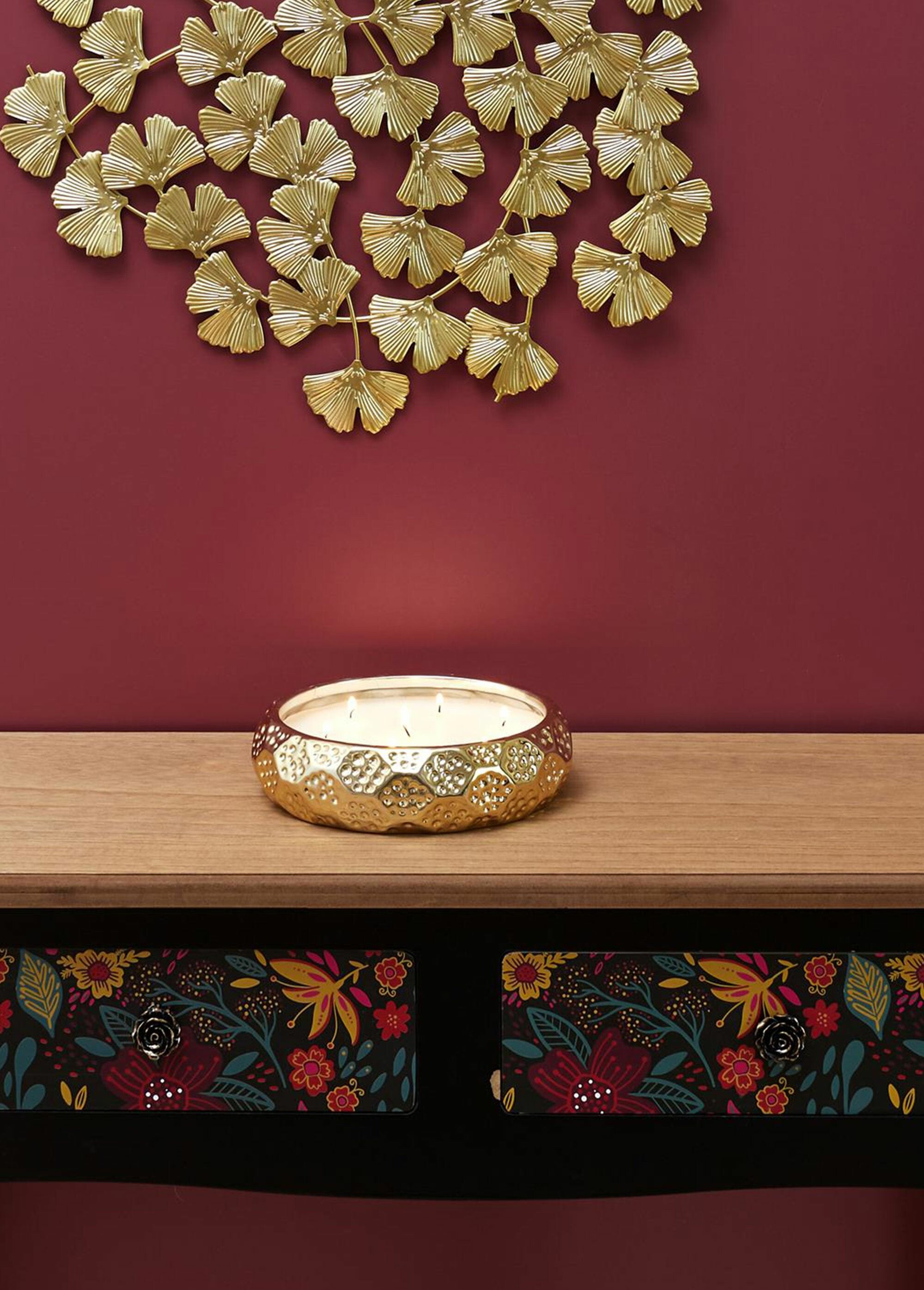 Vela_perfumada_en_un_recipiente_de_metal_martillado._7_mechas_SF1_slim