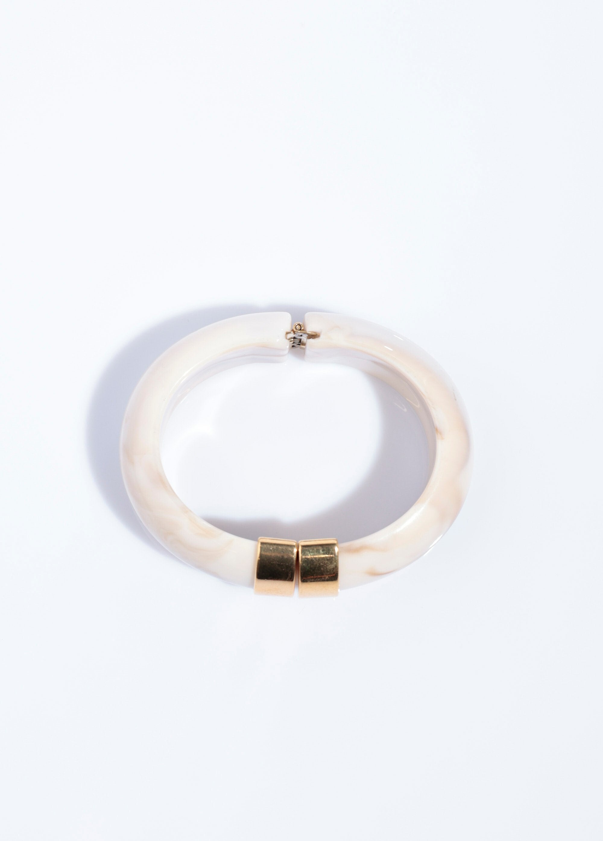 Brazalete_semirrígido_de_acero_inoxidable_y_jaspeado._Marfil_DE1_slim