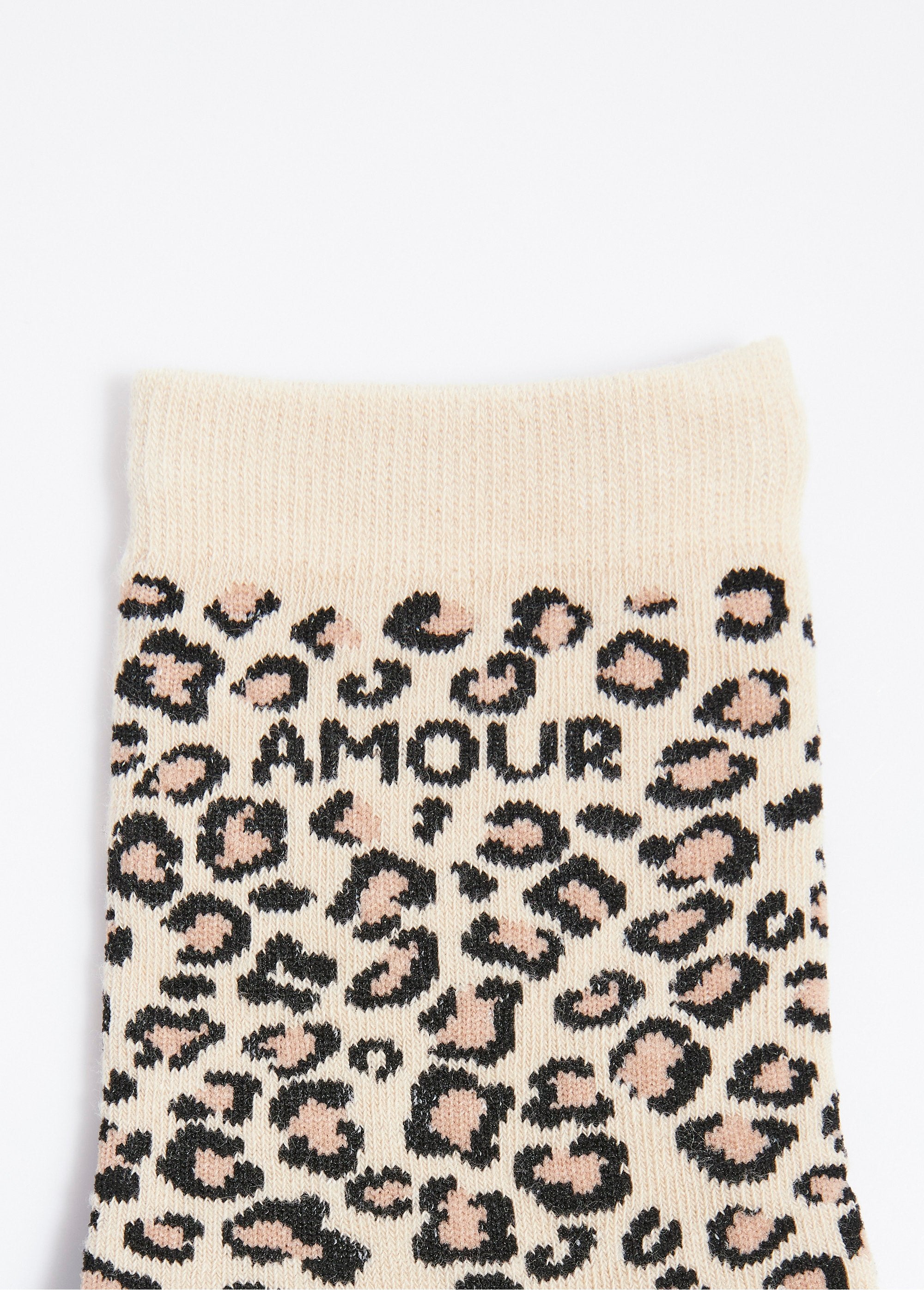 Calcetines_con_estampado_de_leopardo_y_mensaje_de_AMOR_Leopardo_DE2_slim