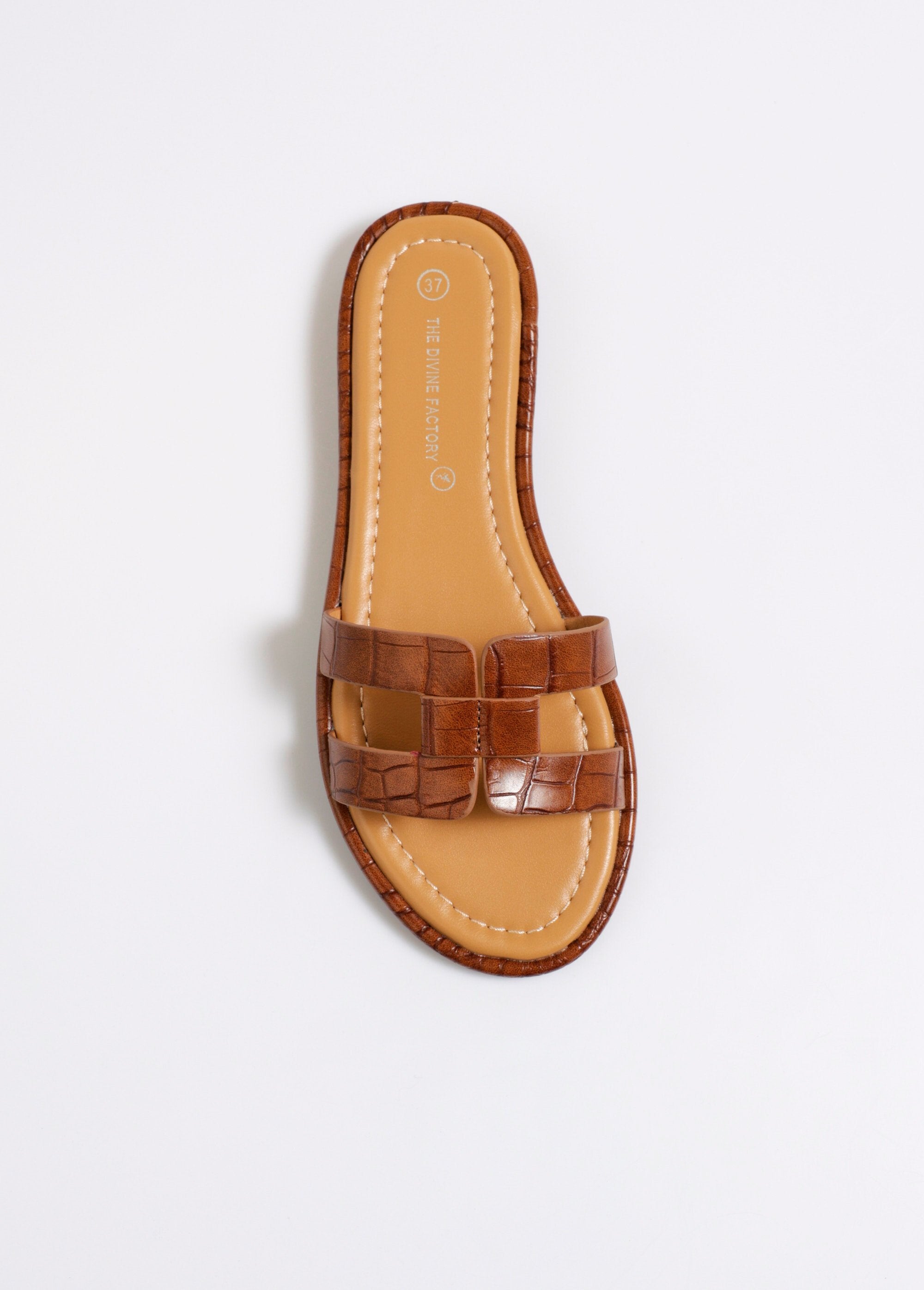 Elegantes_mules_planos_estilo_cocodrilo_camello_OV1_slim