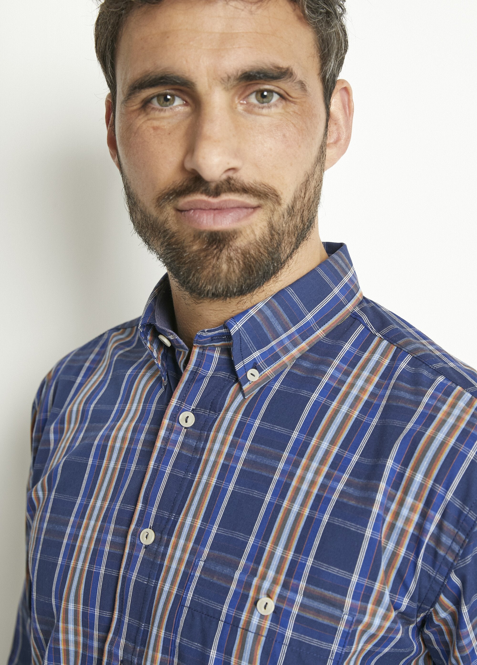 Camisa_de_algodón_de_manga_larga_lisa_o_de_cuadros_Azulejos_azules_DE1_slim