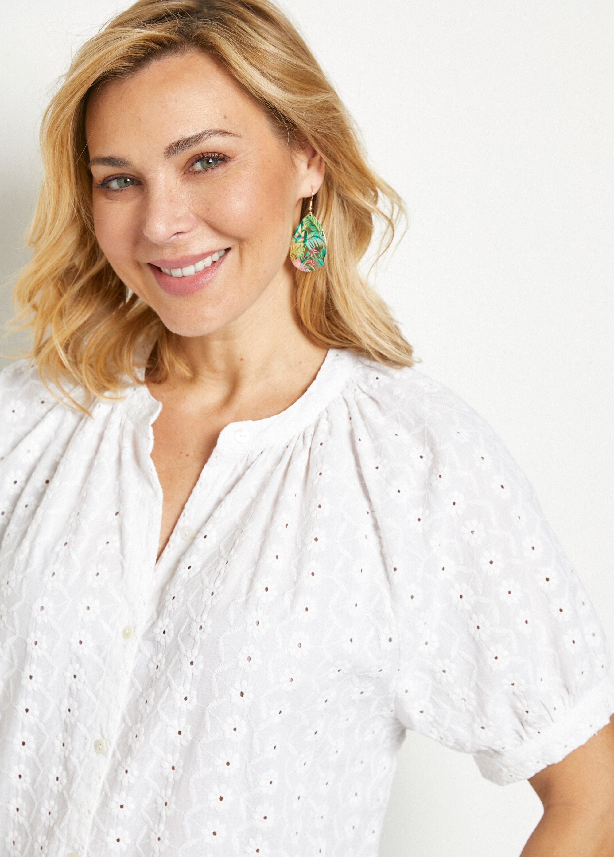 Blusa_holgada_de_algodón_bordada_sin_cuello_Blanco,_Blanca_DE1_slim