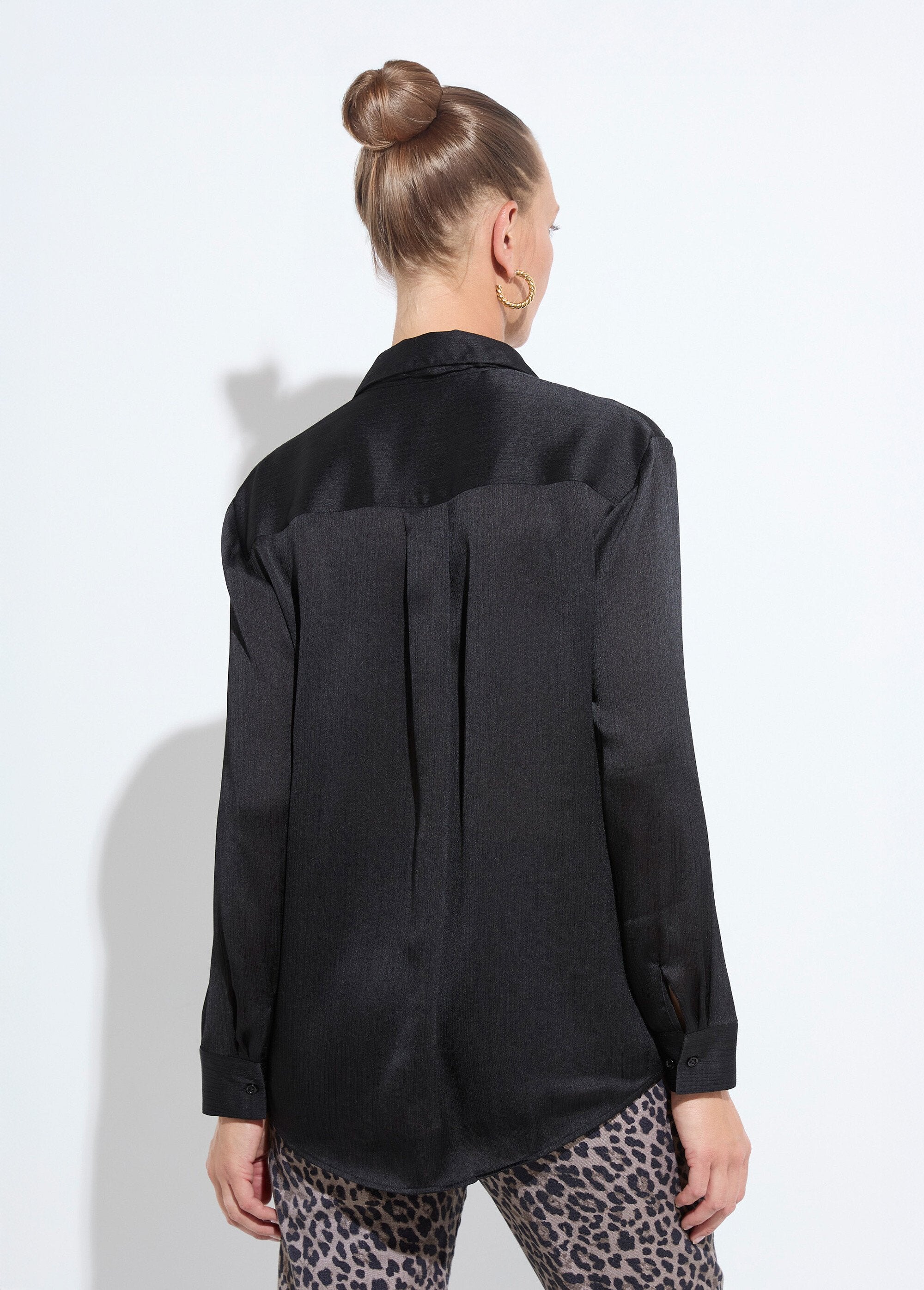 Blusa_de_satén_de_manga_larga_con_botones_Negro_DO1_slim