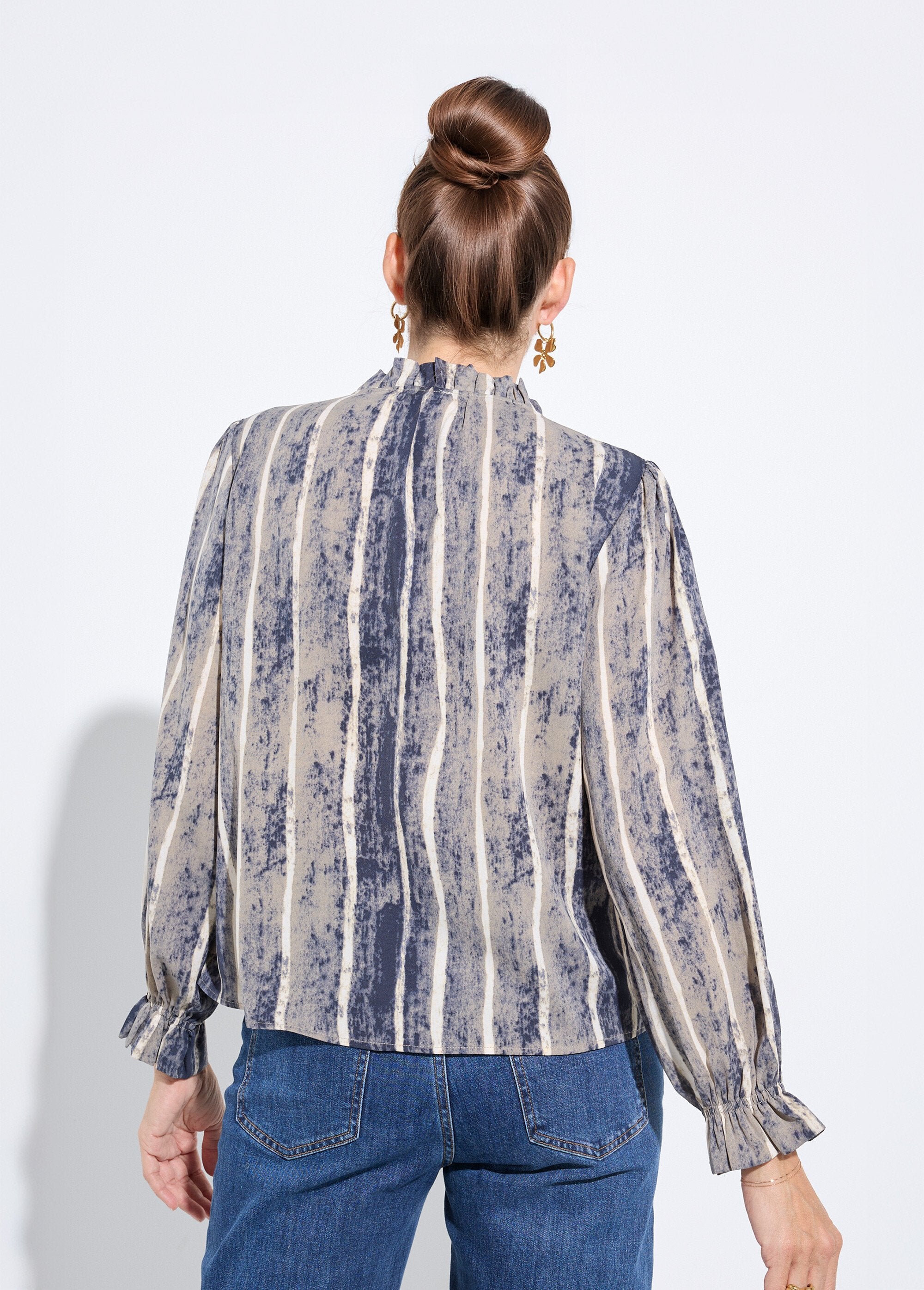 Blusa_plisada_de_cuello_alto_con_estampado_de_rayas_Gris_y_crudo_DO1_slim