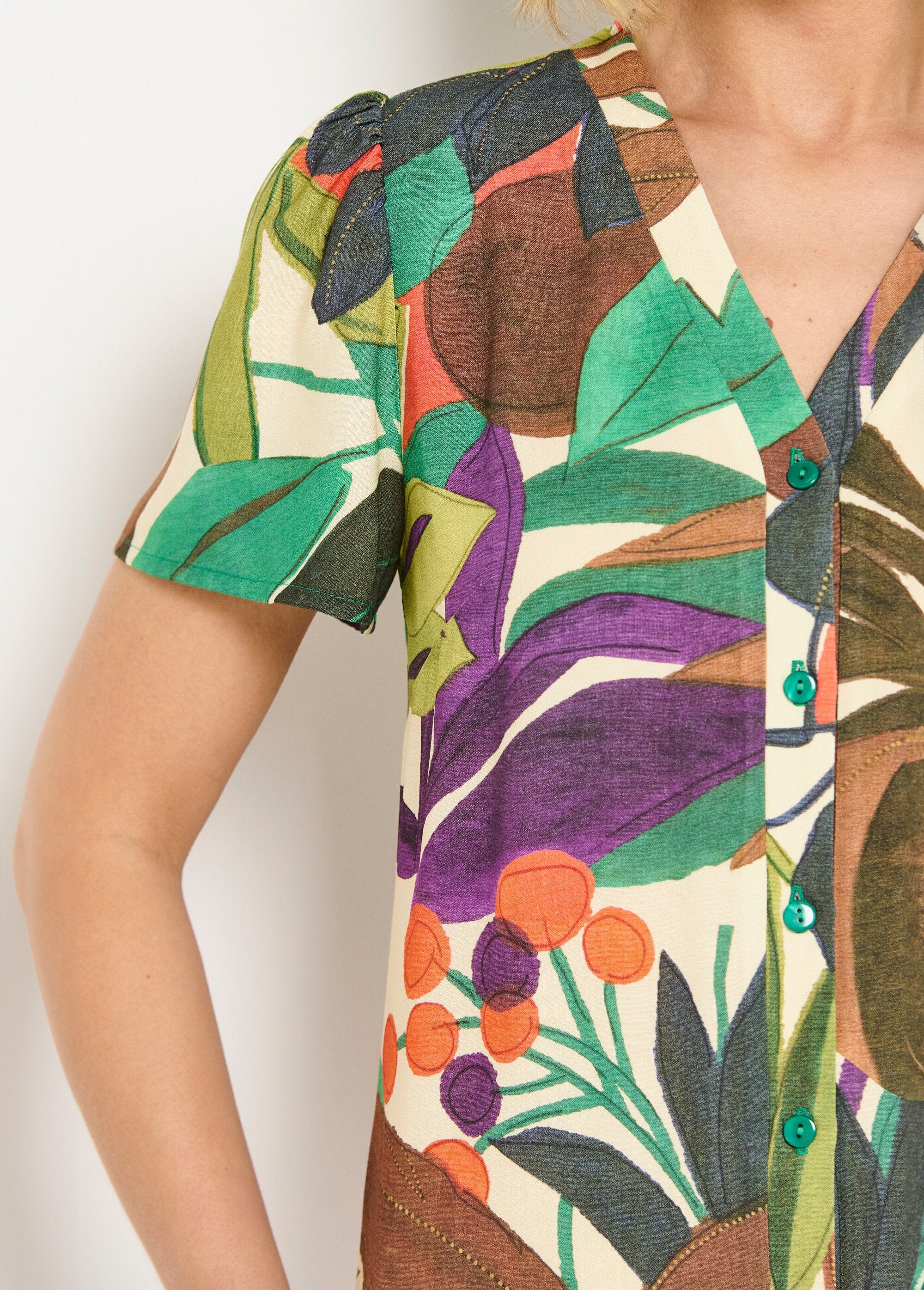 Blusa_de_manga_corta_con_cuello_en_V_y_estampado_de_plantas_Multicolor_DE1_slim