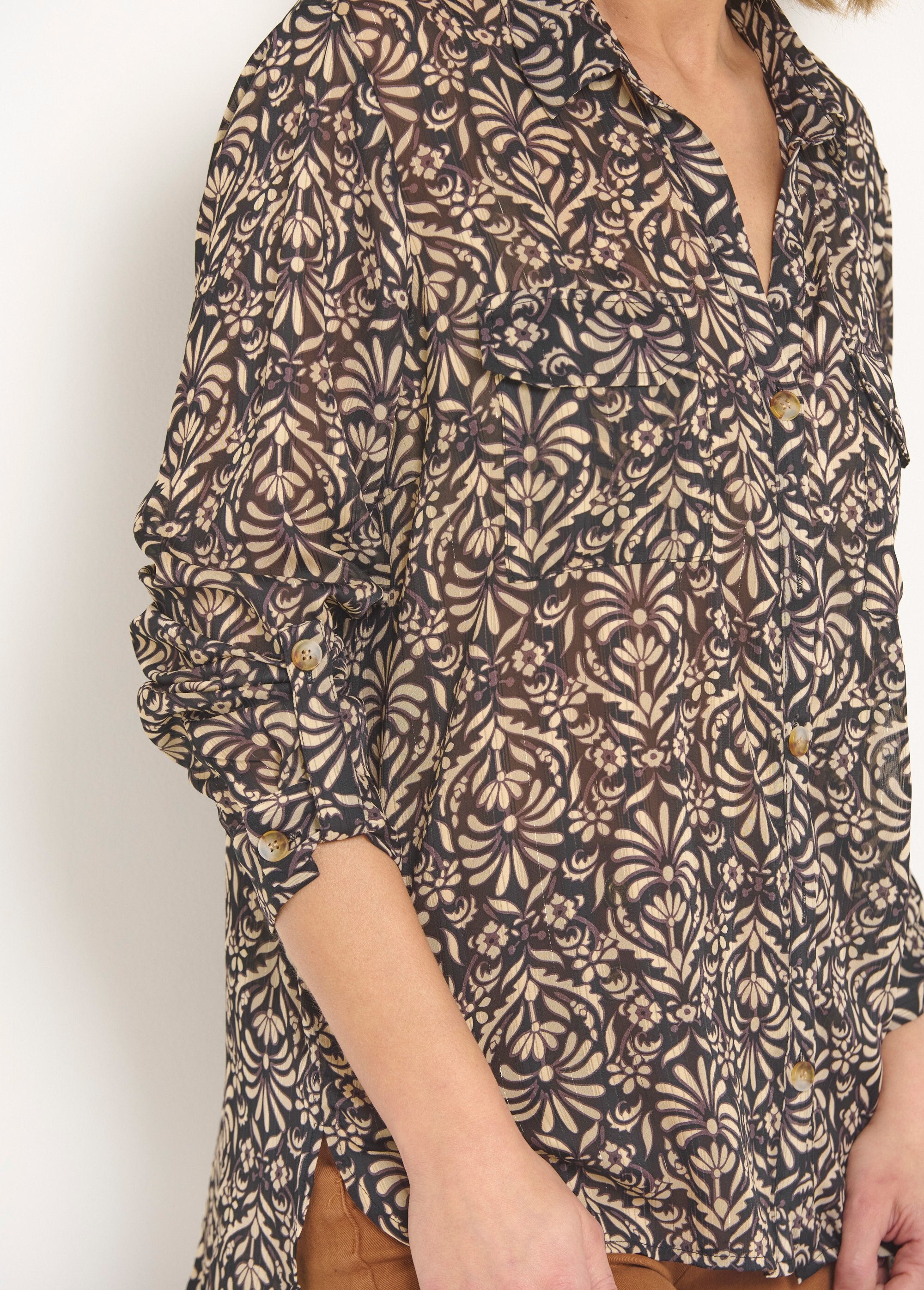 Blusa_de_hilo_brillante_con_mangas_y_trabillas_Negro_y_beige_DE1_slim