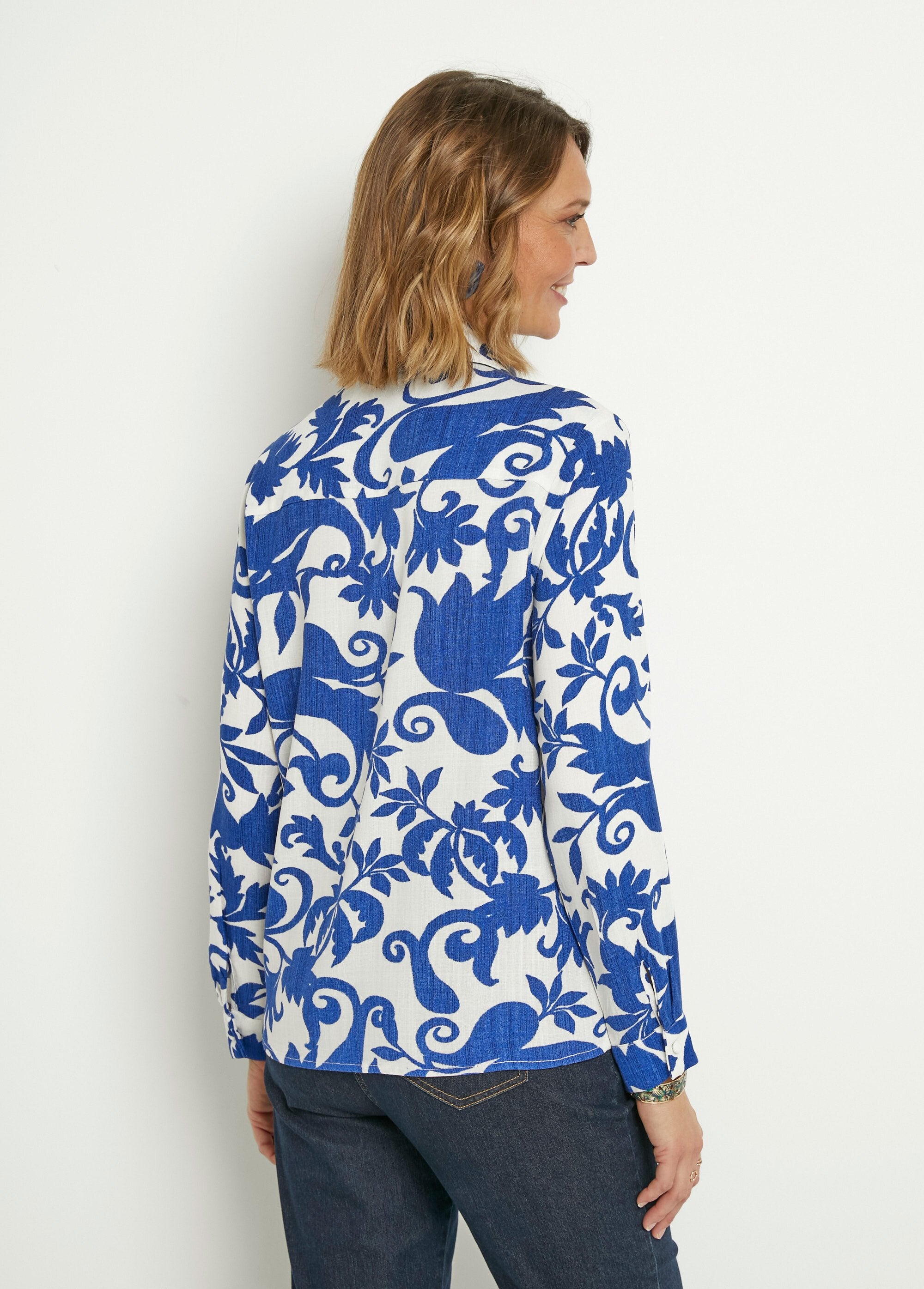 Blusa_de_manga_larga_con_estampado_bucólico_Azul_y_crudo_DO1_slim