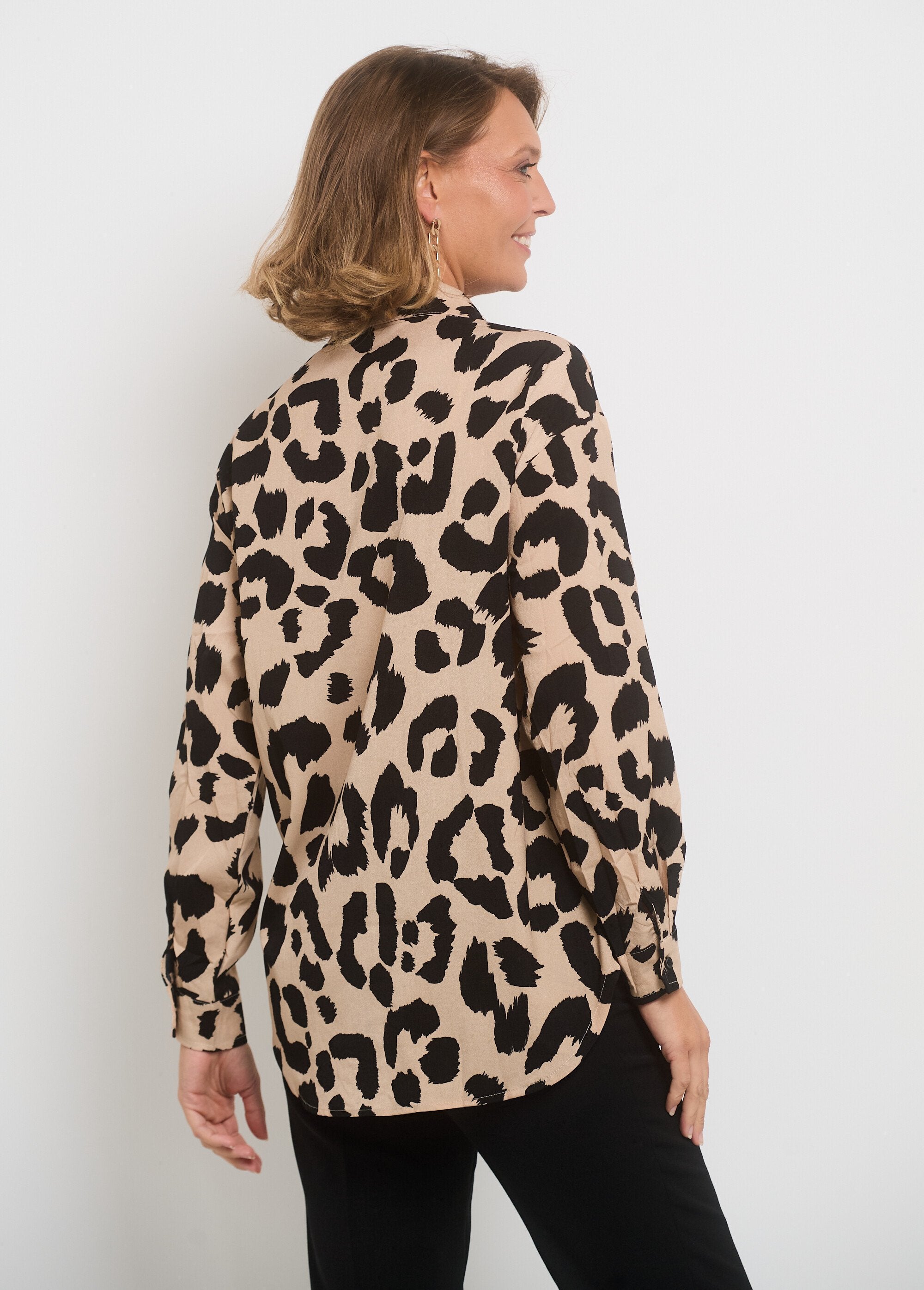 Elegante_blusa_con_estampado_de_leopardo_Beige_y_negro_DO1_slim