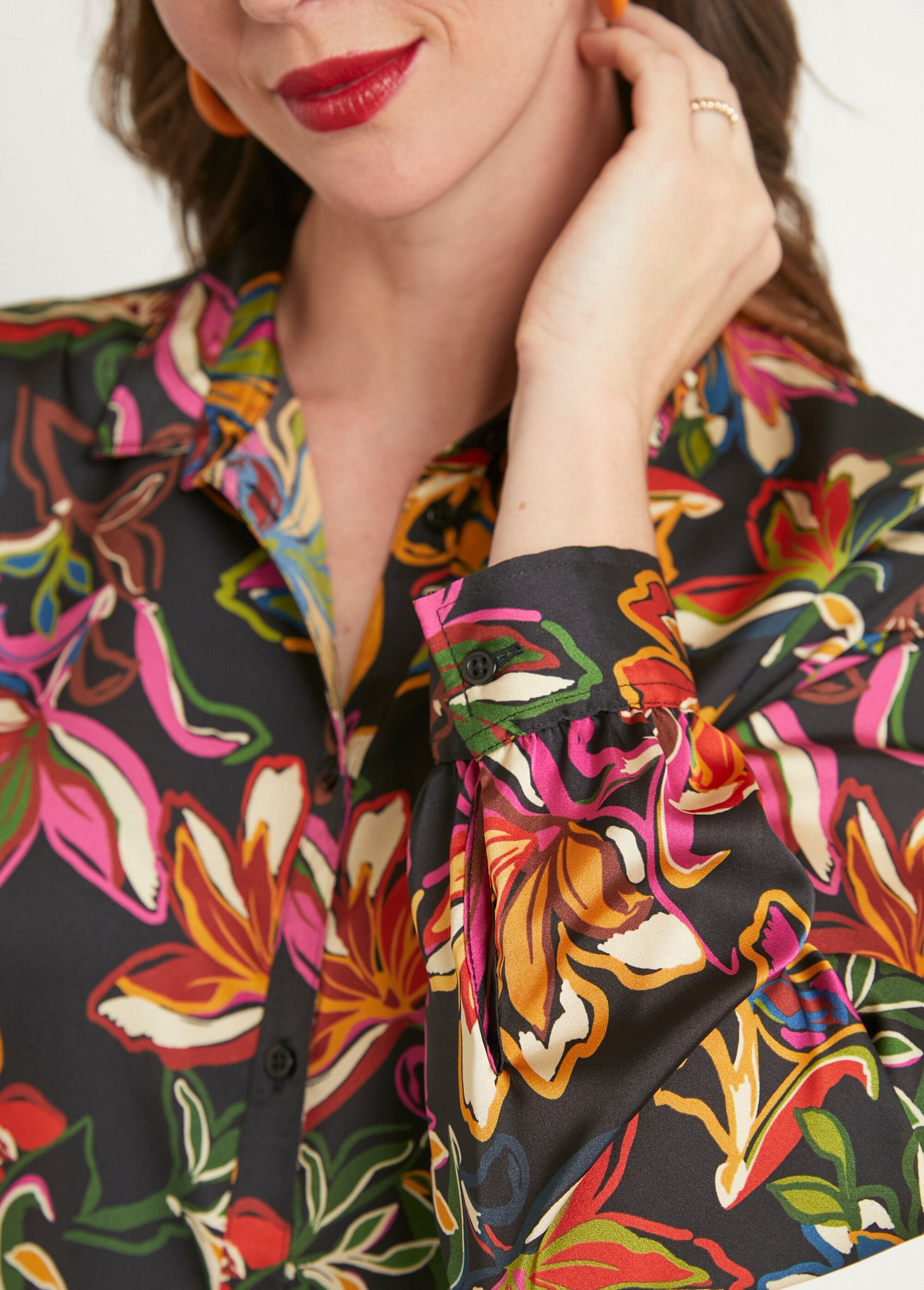 Blusa_de_satén_floral_de_manga_larga_Negro_y_rosa_DE3_slim