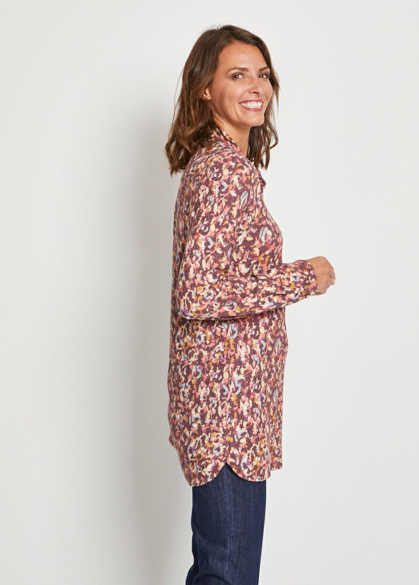 Blusa_estampada_de_punto_cálido_Fondo_burdeos_DR1_slim