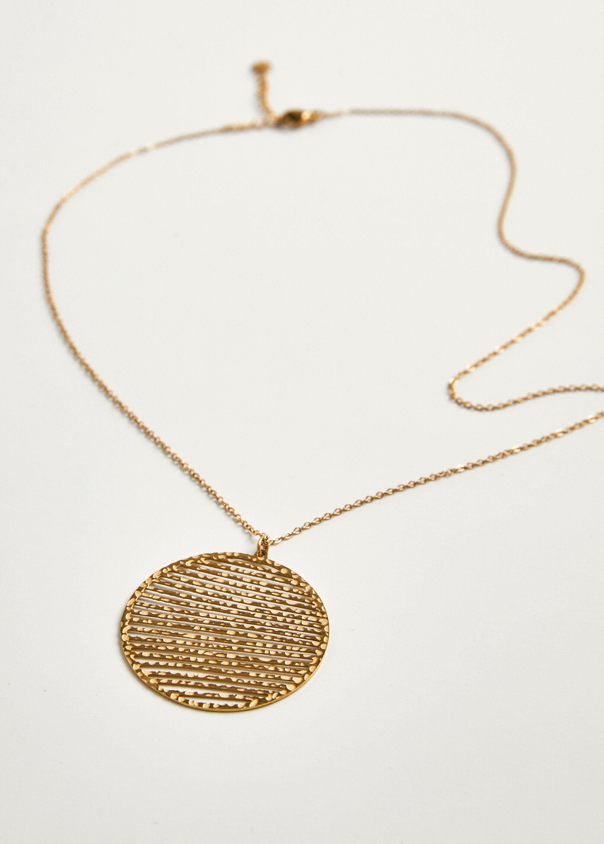 Collar_colgante_estriado_de_acero_martillado_Dorado_DE1_slim