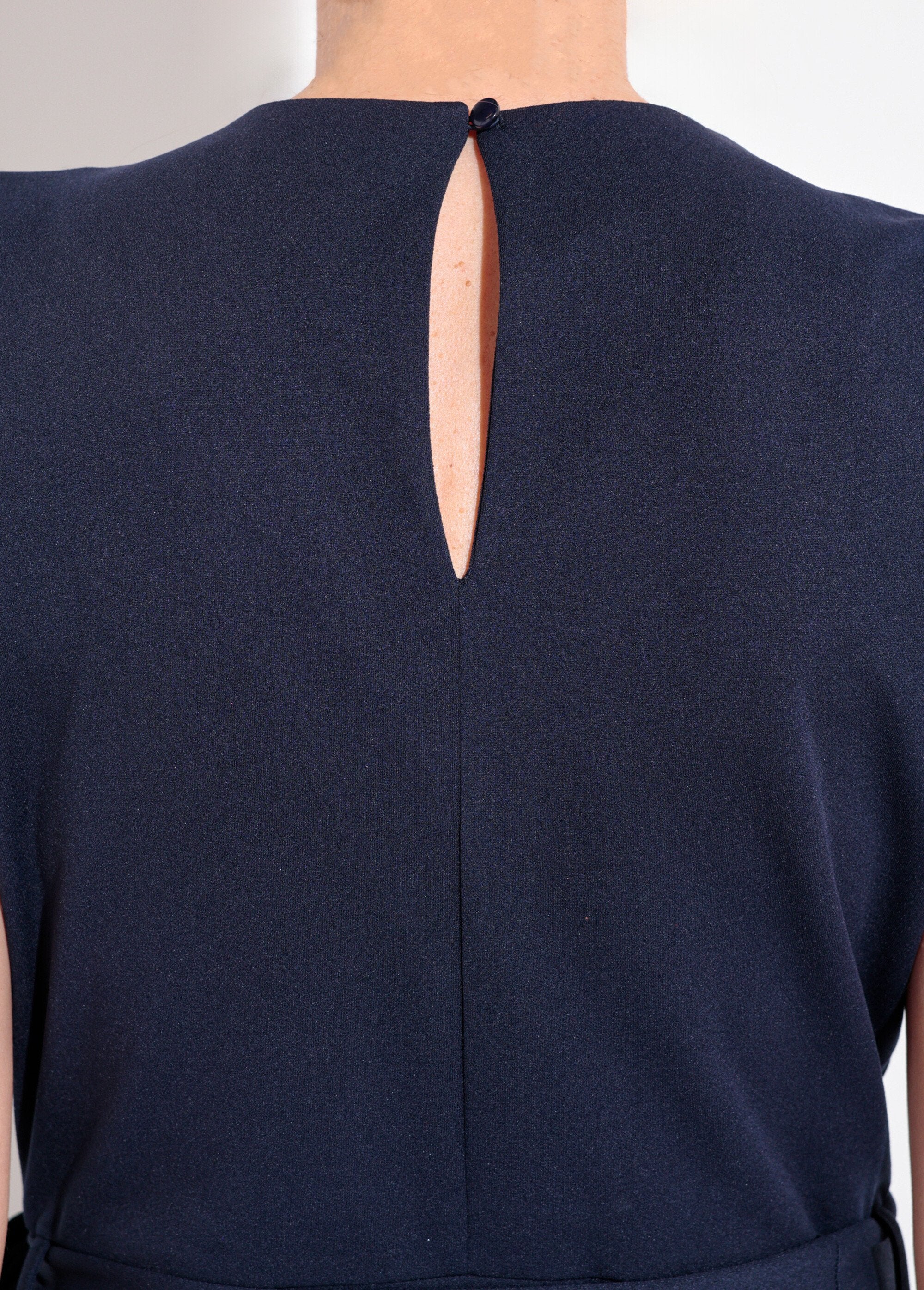 Mono_con_cinturón_y_escote_en_pico_con_detalles_dorados_Marina_DE2_slim