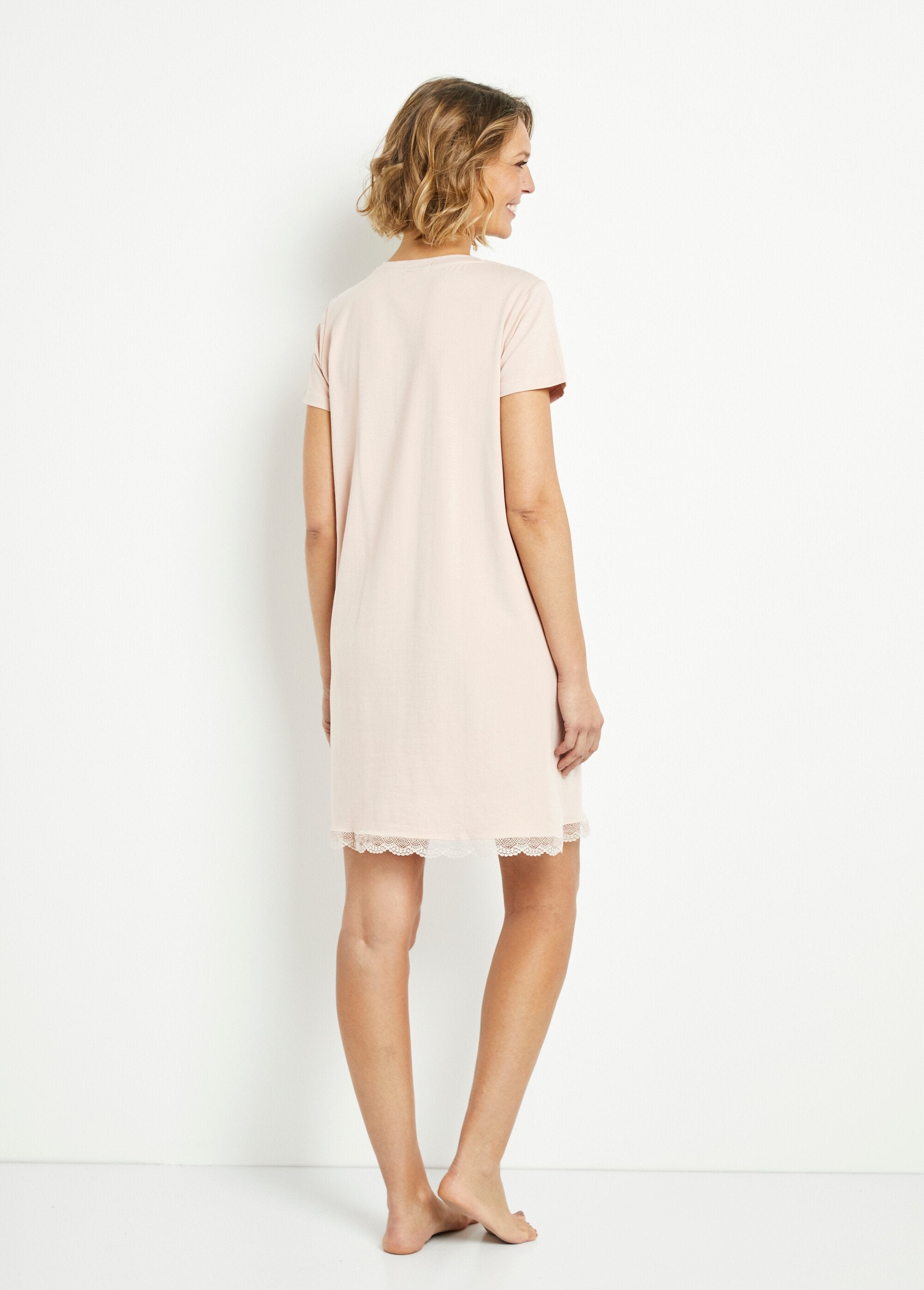 Camisón_de_manga_corta_y_encaje_Rosa_DO1_slim