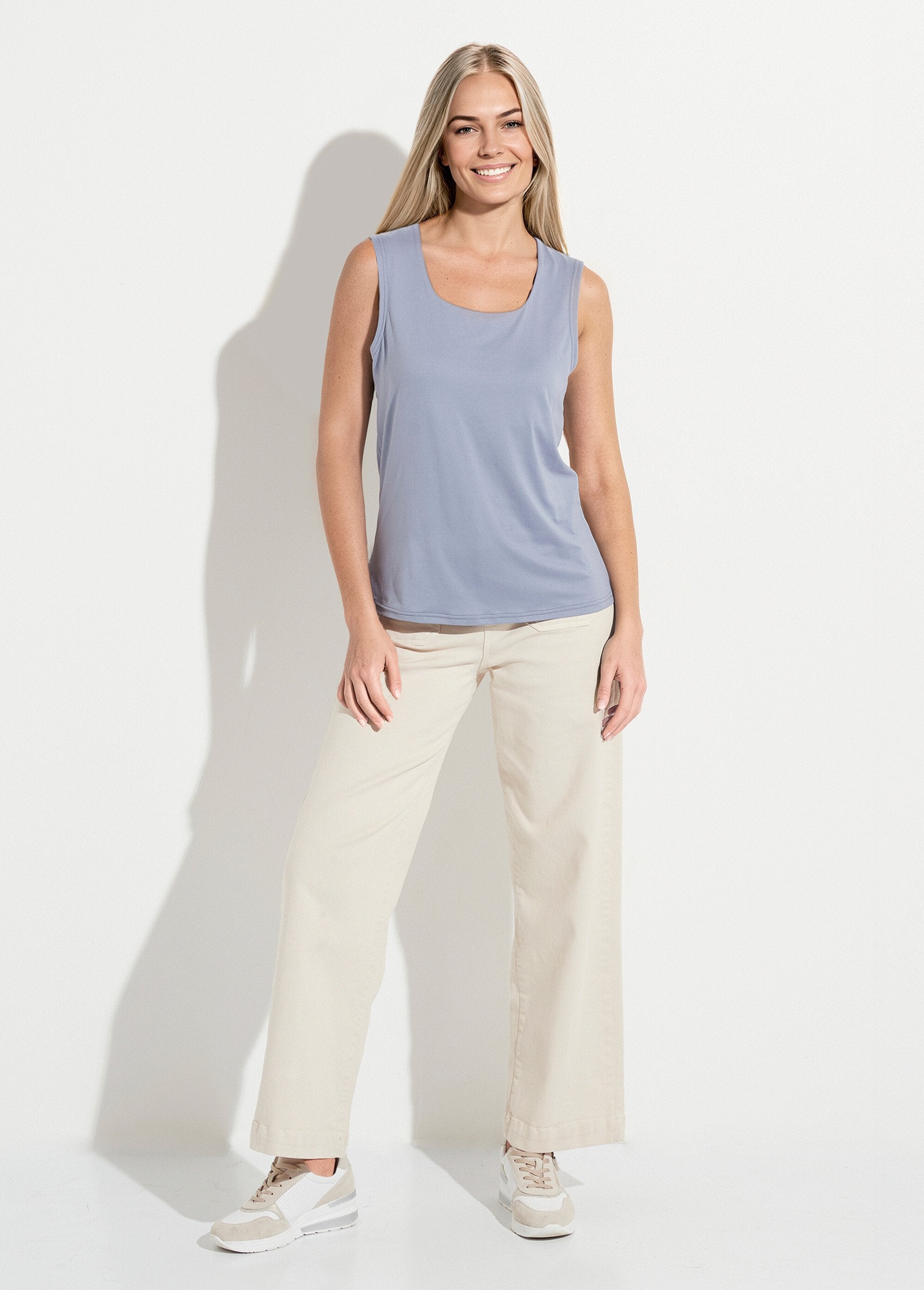 Camiseta_de_tirantes_anchos_con_cuello_de_bailarina_Índigo_SF1_slim