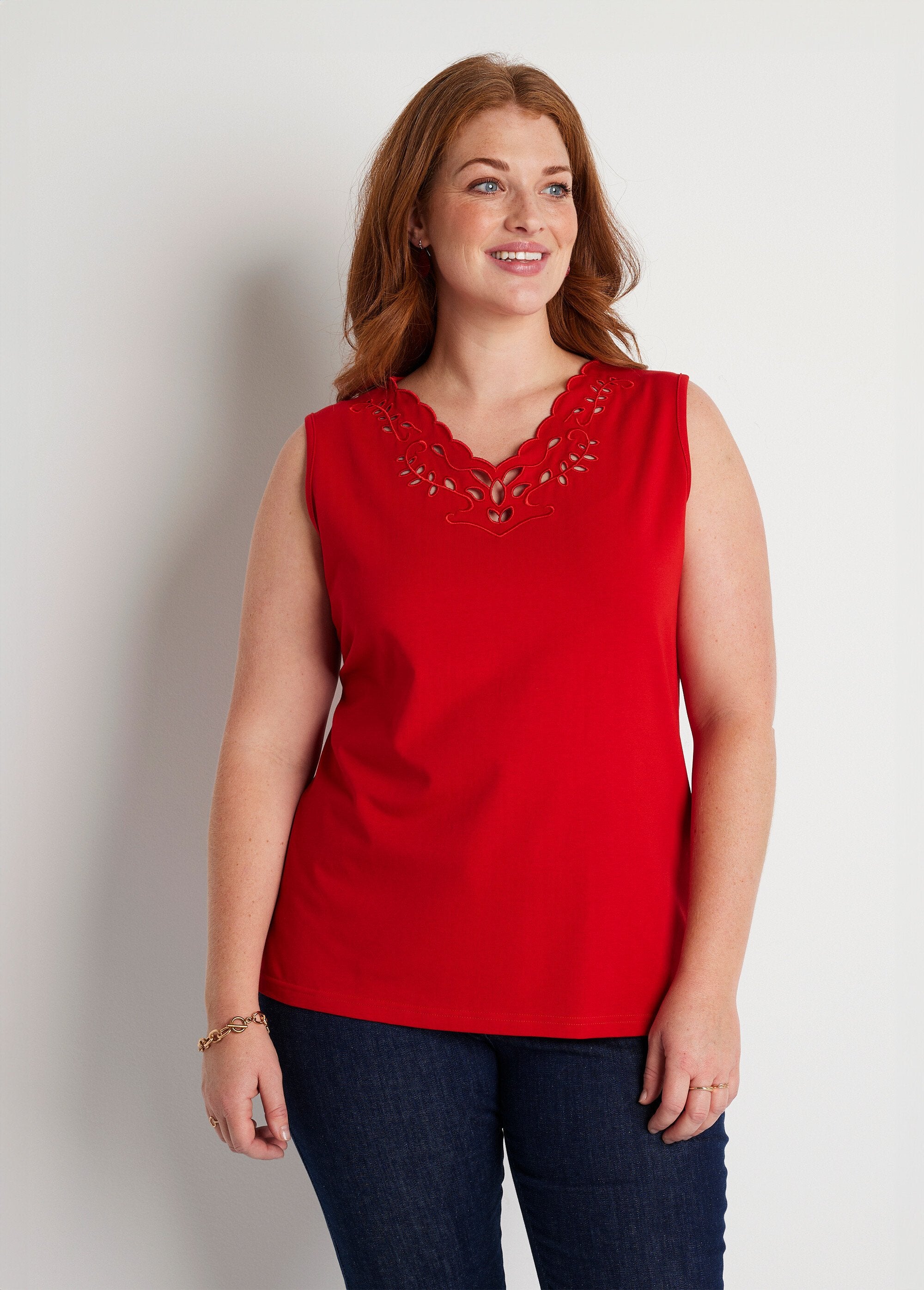 Camiseta_sin_mangas_con_cuello_en_V_calado_y_bordado_Rojo_FA1_curvy