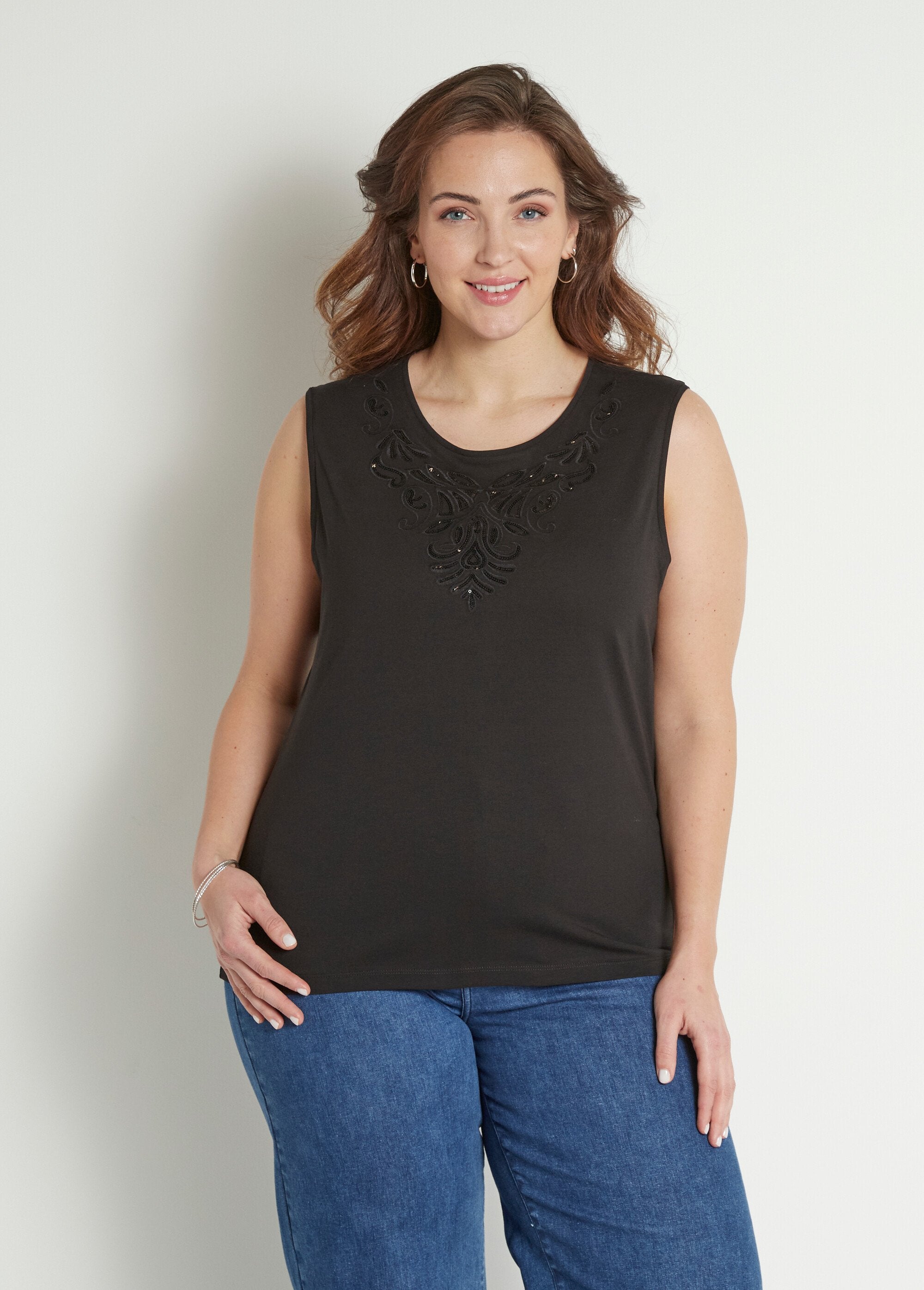 Camiseta_corta_de_tirantes_lisa_bordada_con_lentejuelas_Negro_FA1_curvy