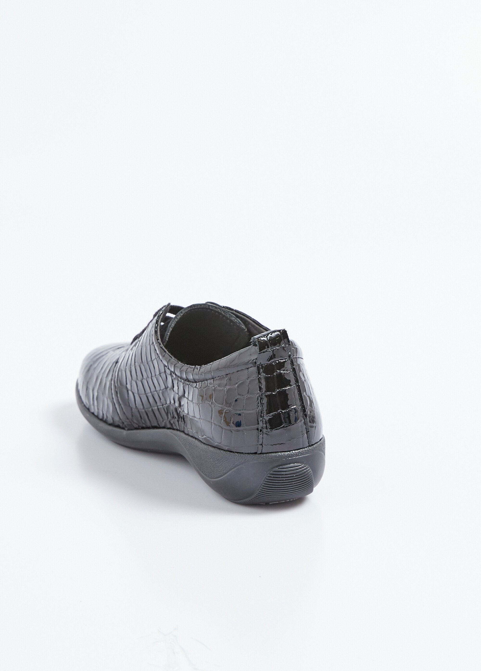 Derbys_de_charol_con_efecto_reptil_y_cordones_de_ancho_amplio_barniz_negro_DO1_slim