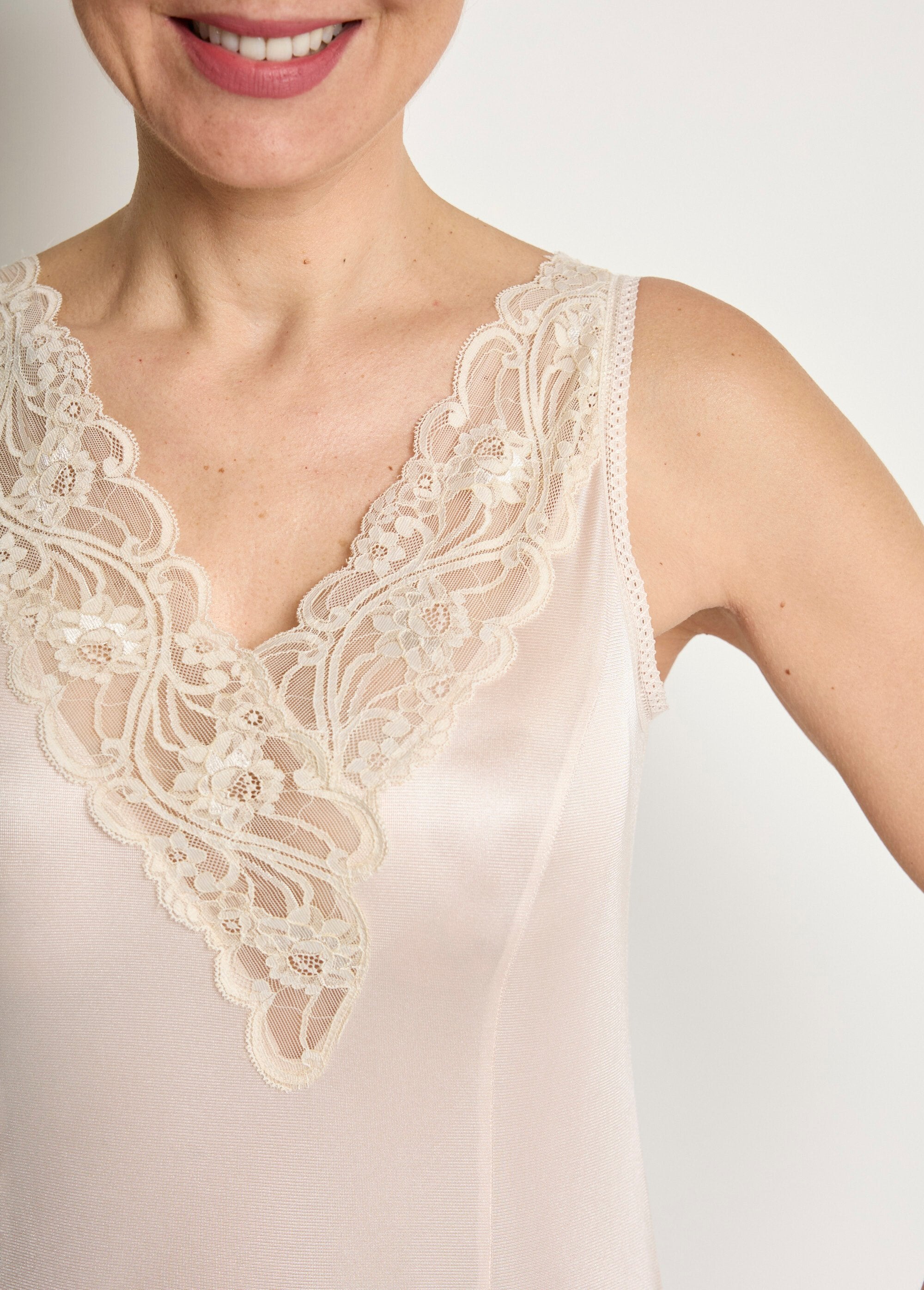 Vestido_lencero_antiestático_de_encaje_Calais_Rosa_DE2_slim