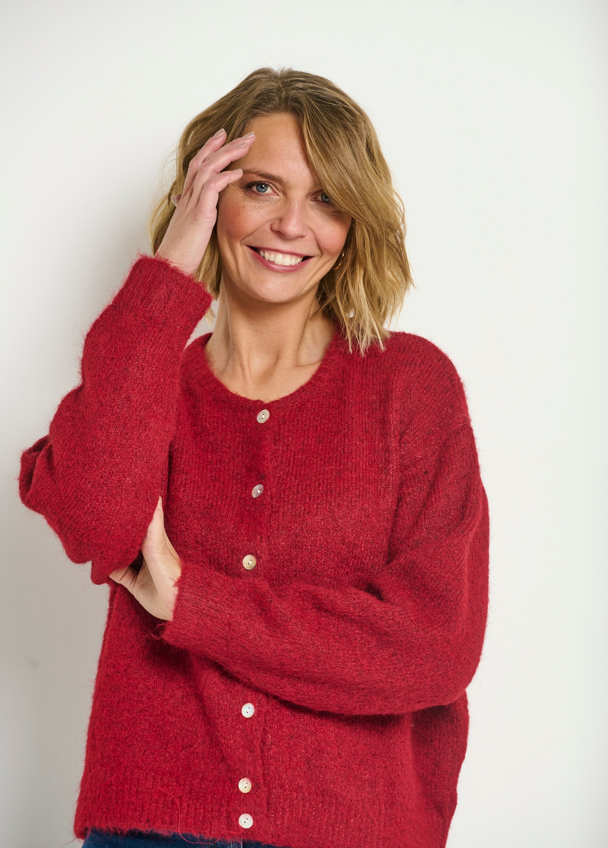 Cálido_cárdigan_de_cuello_redondo_abotonado_de_lana_Burdeos_DE1_slim