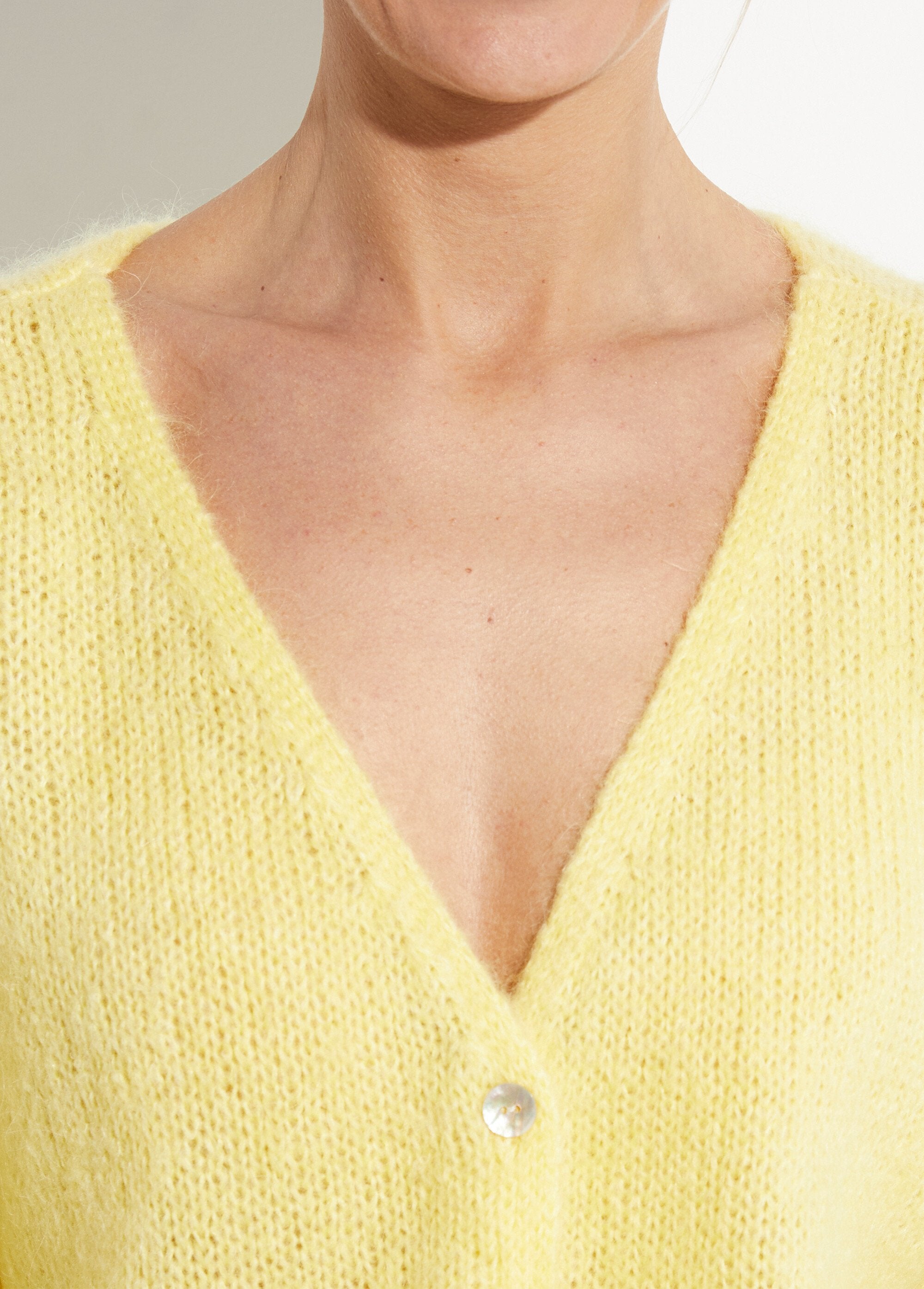 Cárdigan_cálido_de_punto_de_mohair_con_cuello_en_V_AMARILLO_DE1_slim
