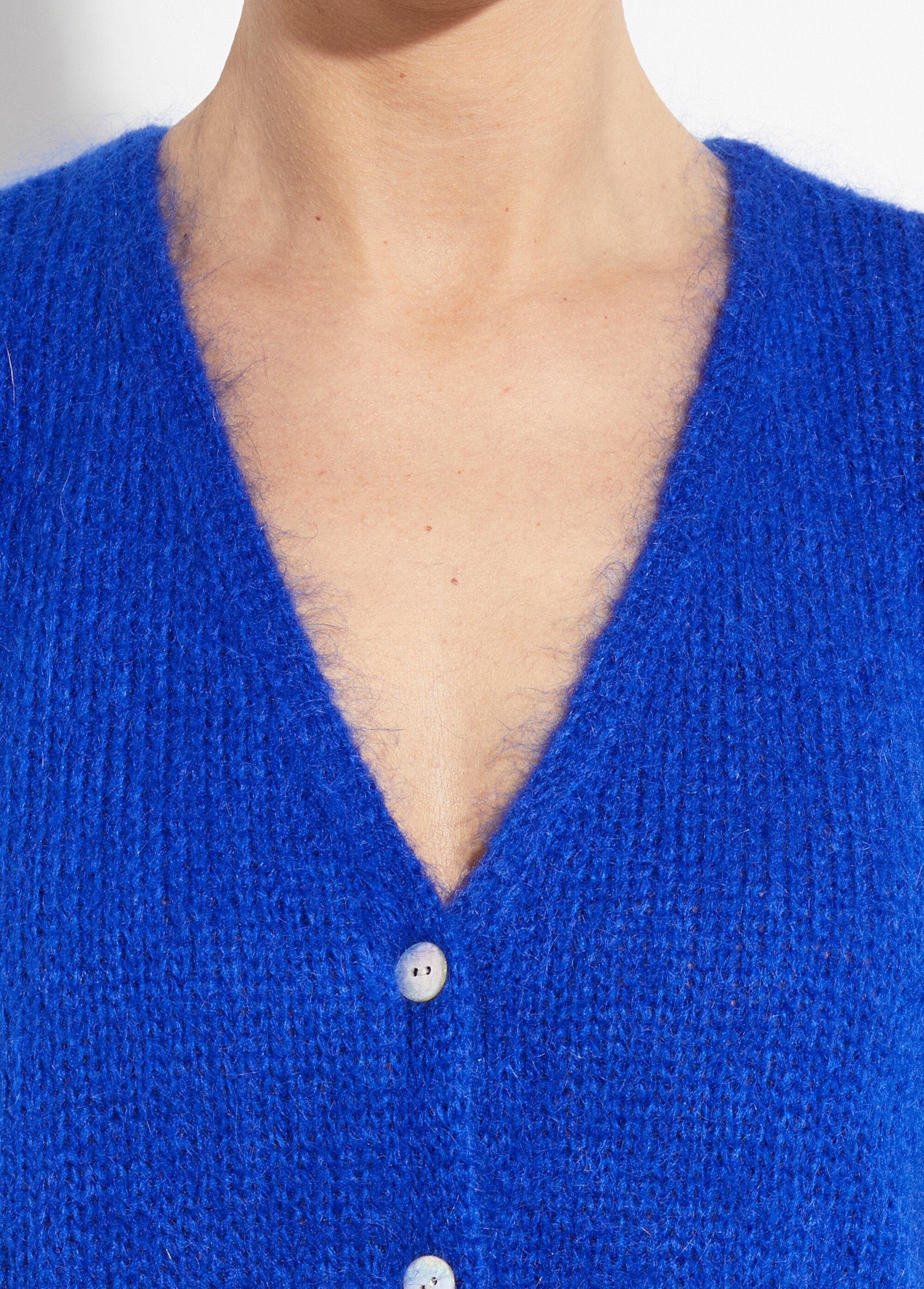 Cálido_cárdigan_de_punto_de_mohair_con_cuello_en_V_azul_duro_DE1_slim