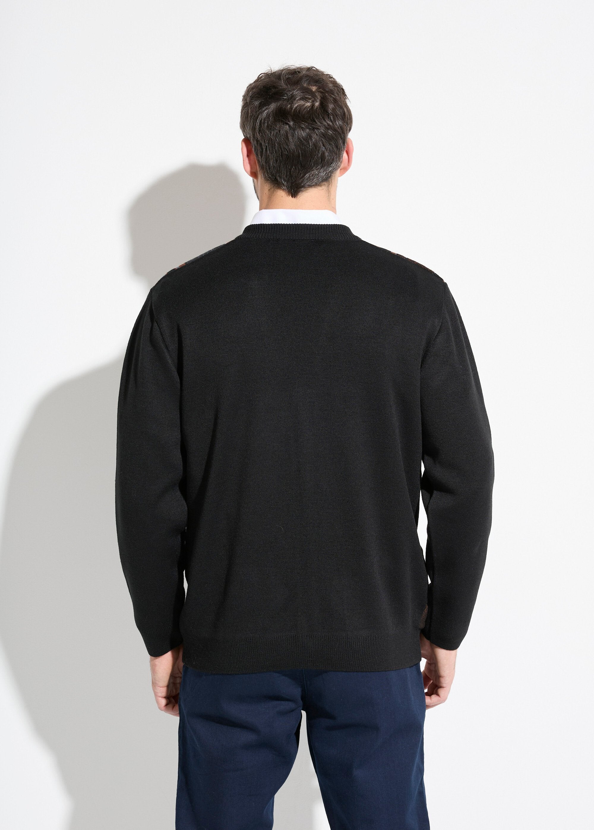 Cárdigan_abotonado_con_cuello_en_V_y_rayas_de_lana_jacquard_Negro_DO1_slim