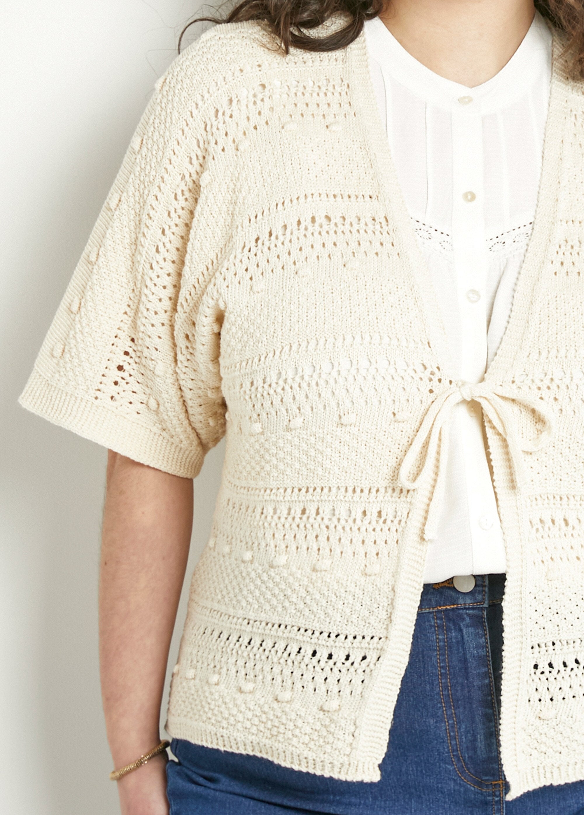 Chaleco_corto_calado_con_cuello_en_V_y_mangas_cortas._Cadena_DE1_curvy