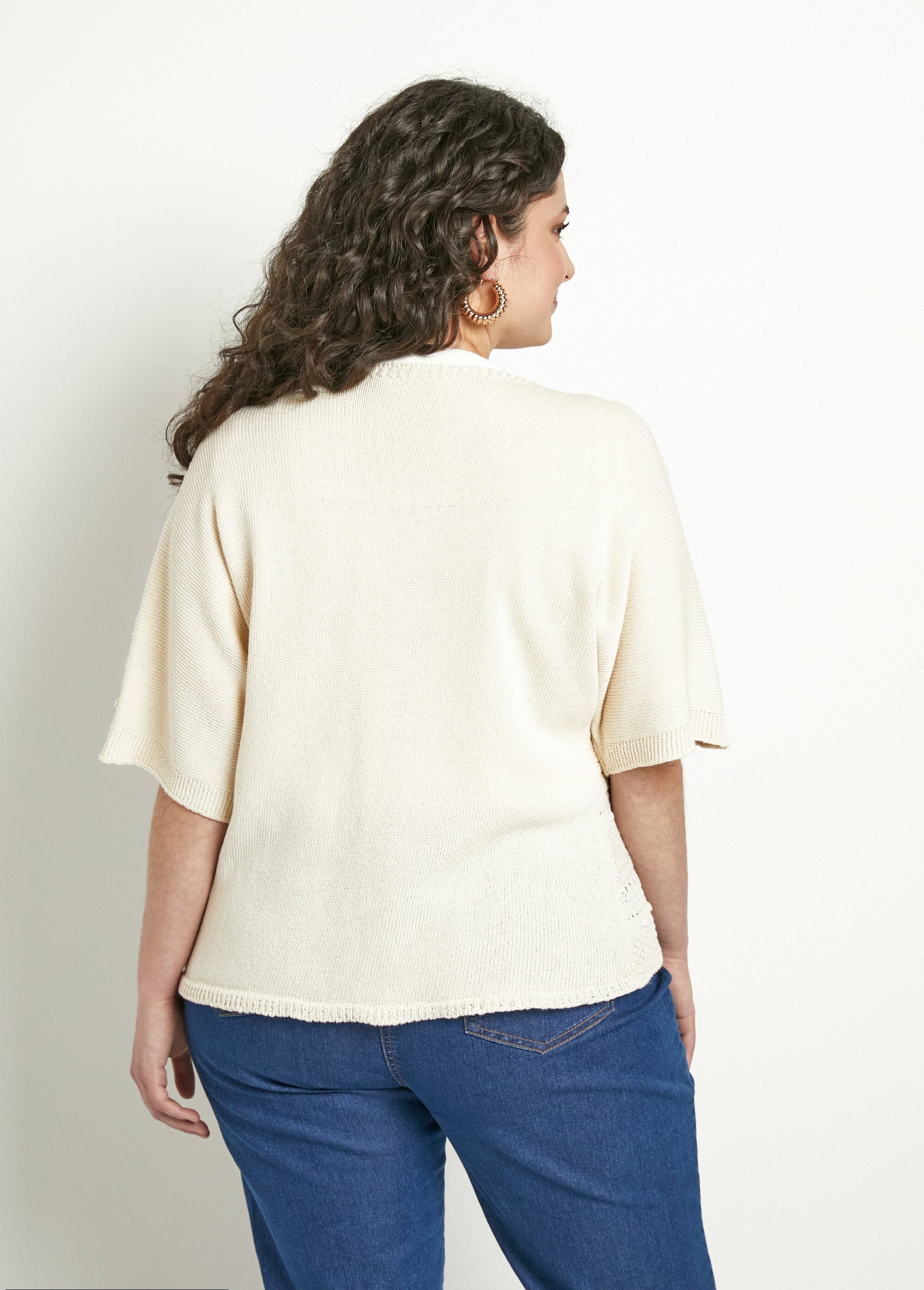 Chaleco_corto_calado_con_cuello_en_V_y_mangas_cortas._Cadena_DO1_curvy