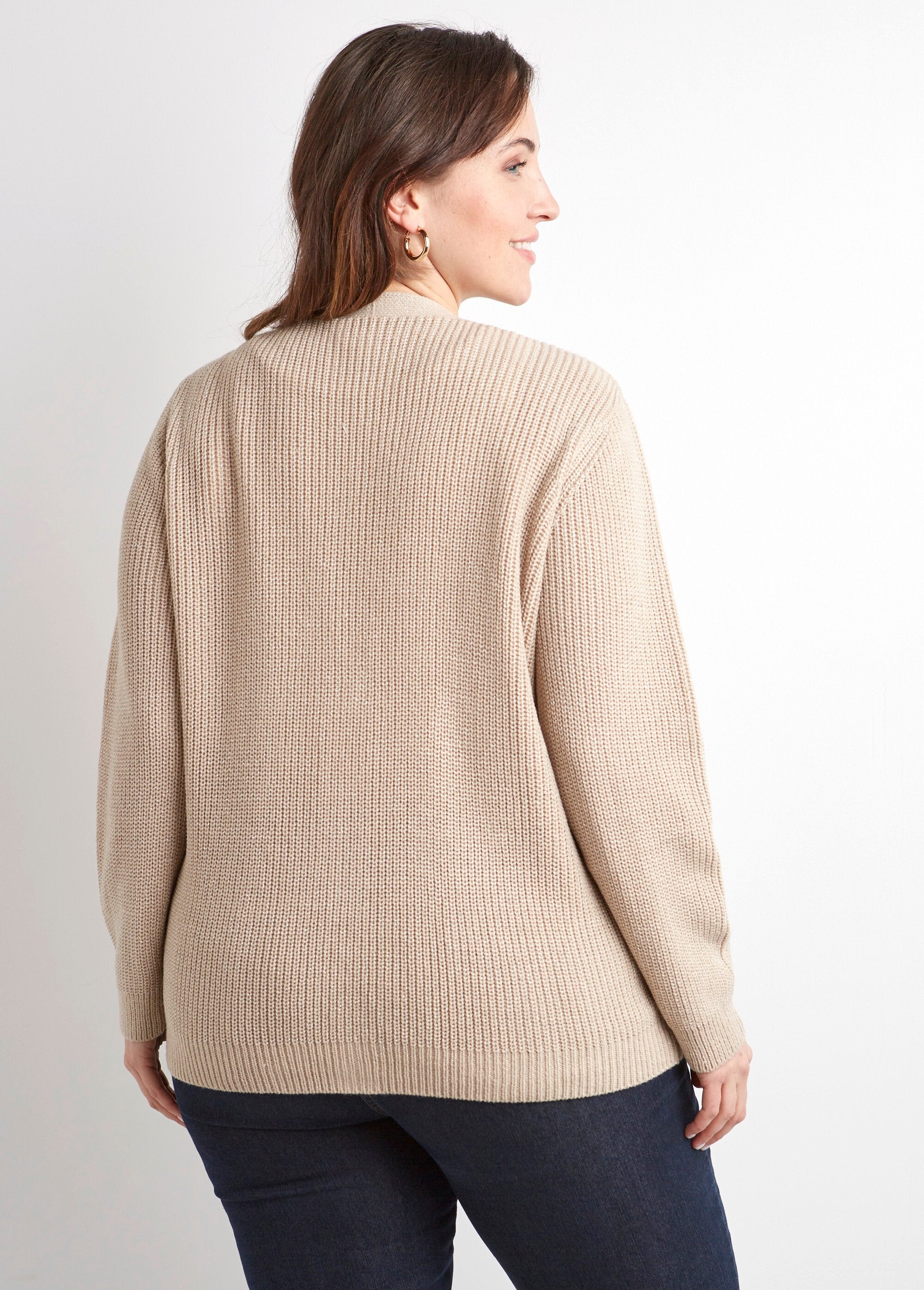 Cárdigan_largo_con_botones_brillantes_y_manga_larga_Cadena_DO1_curvy