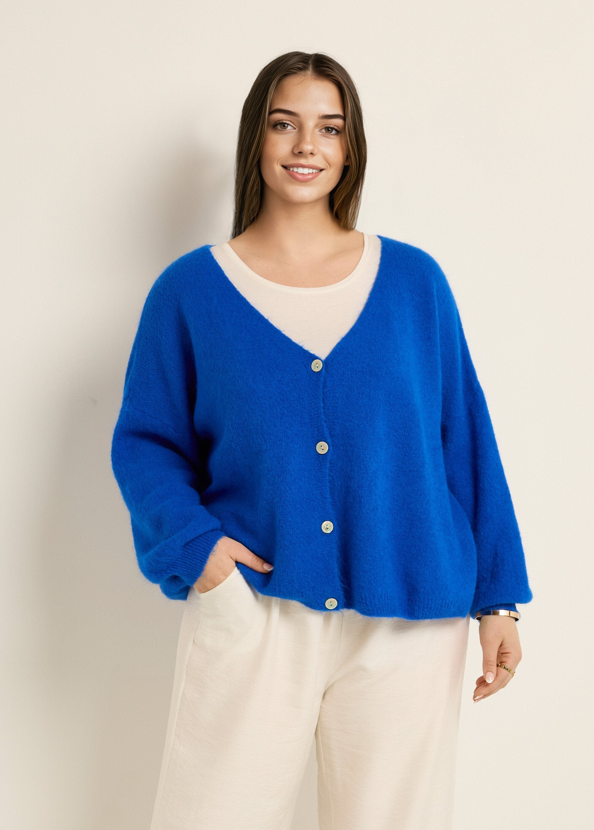 Cárdigan_de_punto_de_alpaca,_cuello_en_V_azul_duro_FA1_curvy