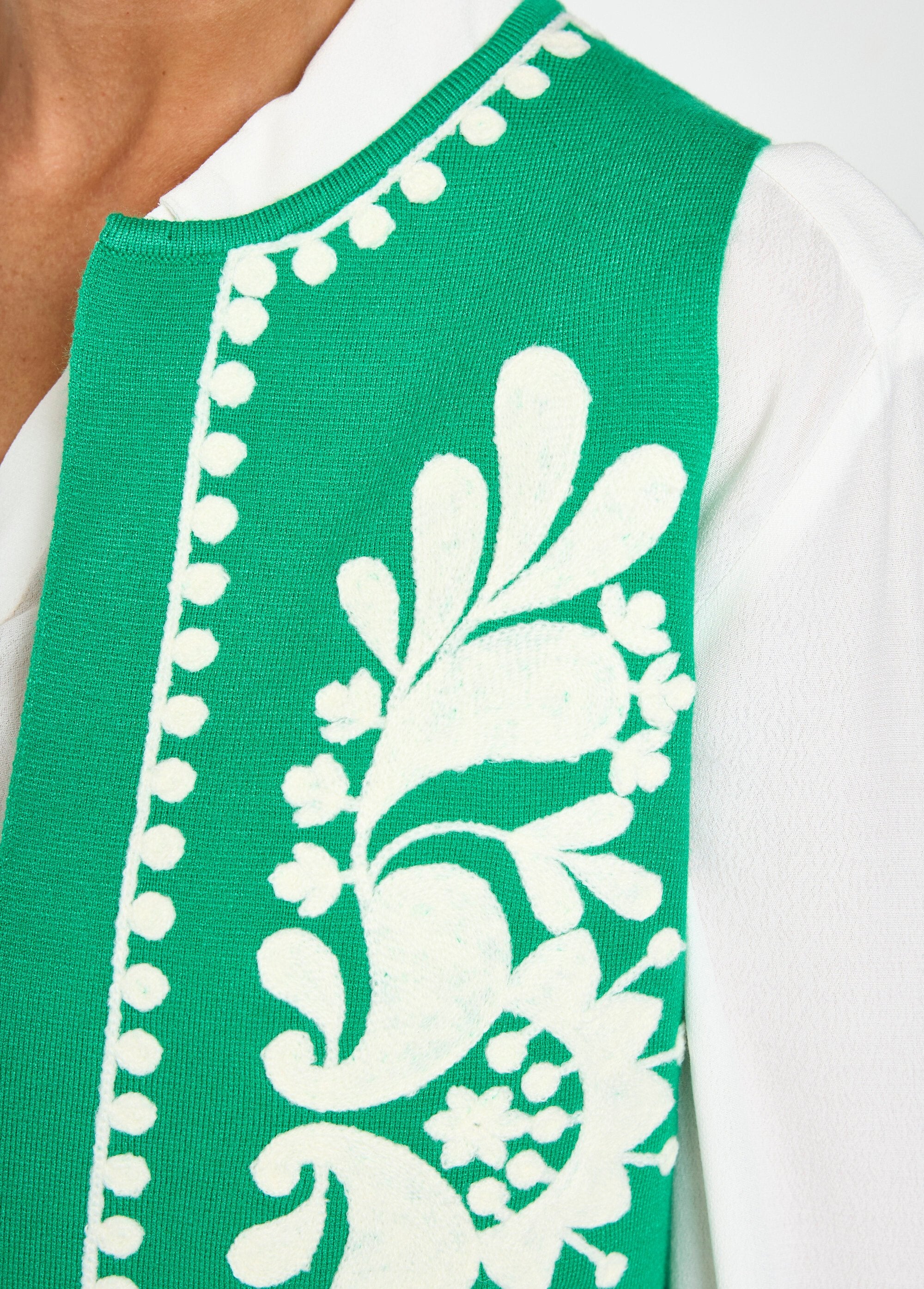 Chaleco_sin_mangas_de_punto_y_bordado_Verde_DE2_slim