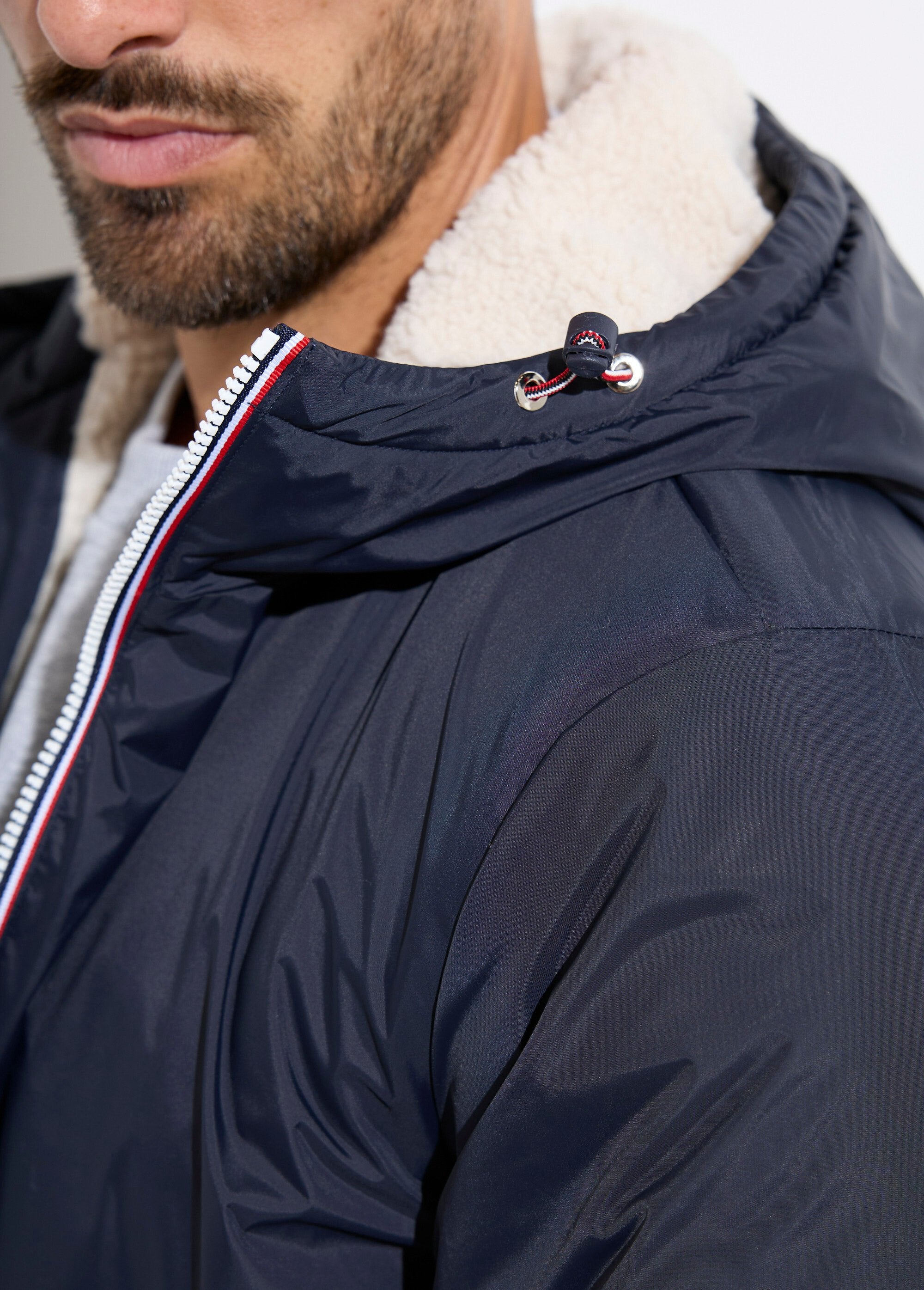 Parka_larga,_cálida_y_repelente_al_agua._Azul_marino_y_crudo_DE1_slim