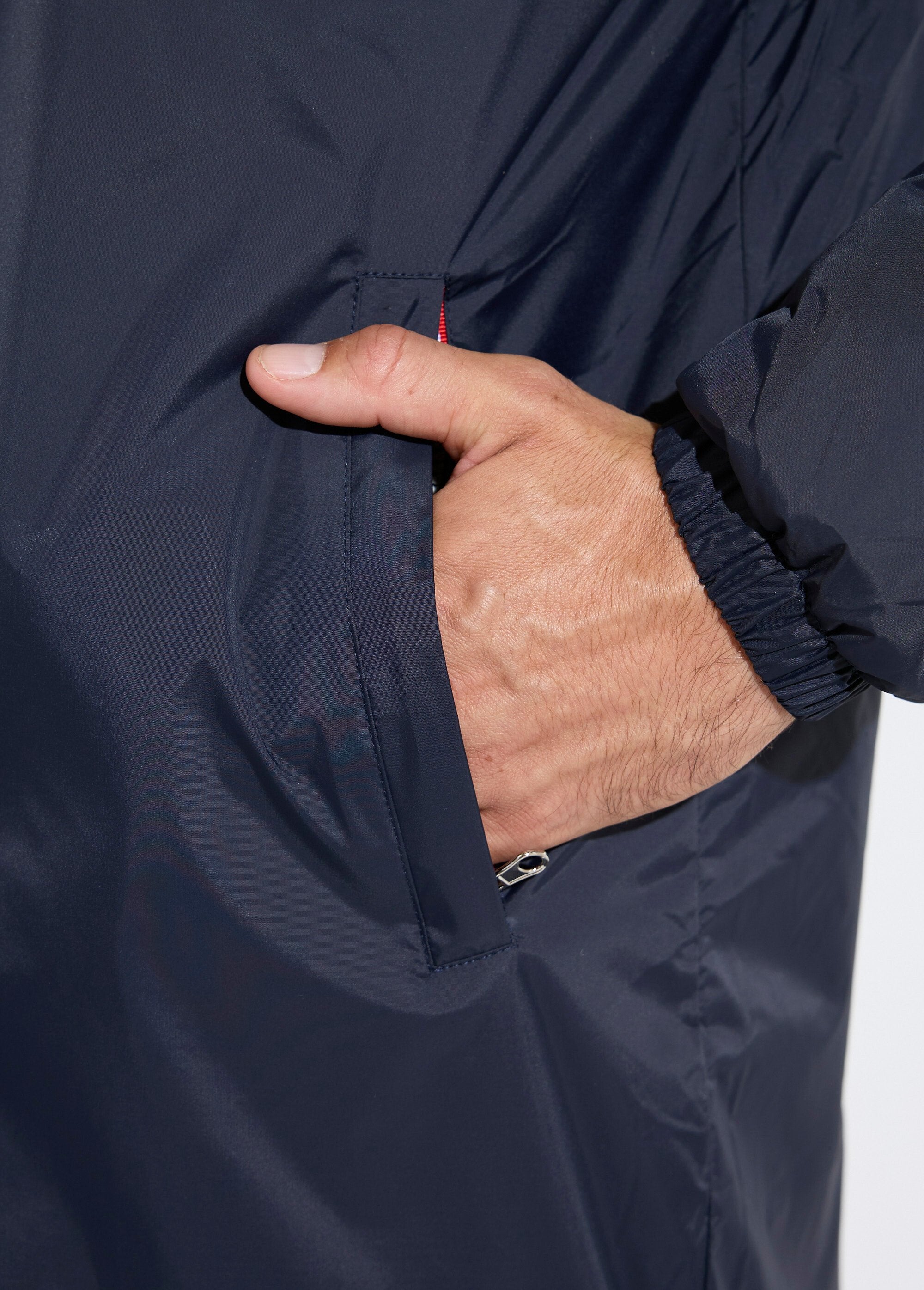 Parka_larga,_cálida_y_repelente_al_agua._Azul_marino_y_crudo_DE2_slim