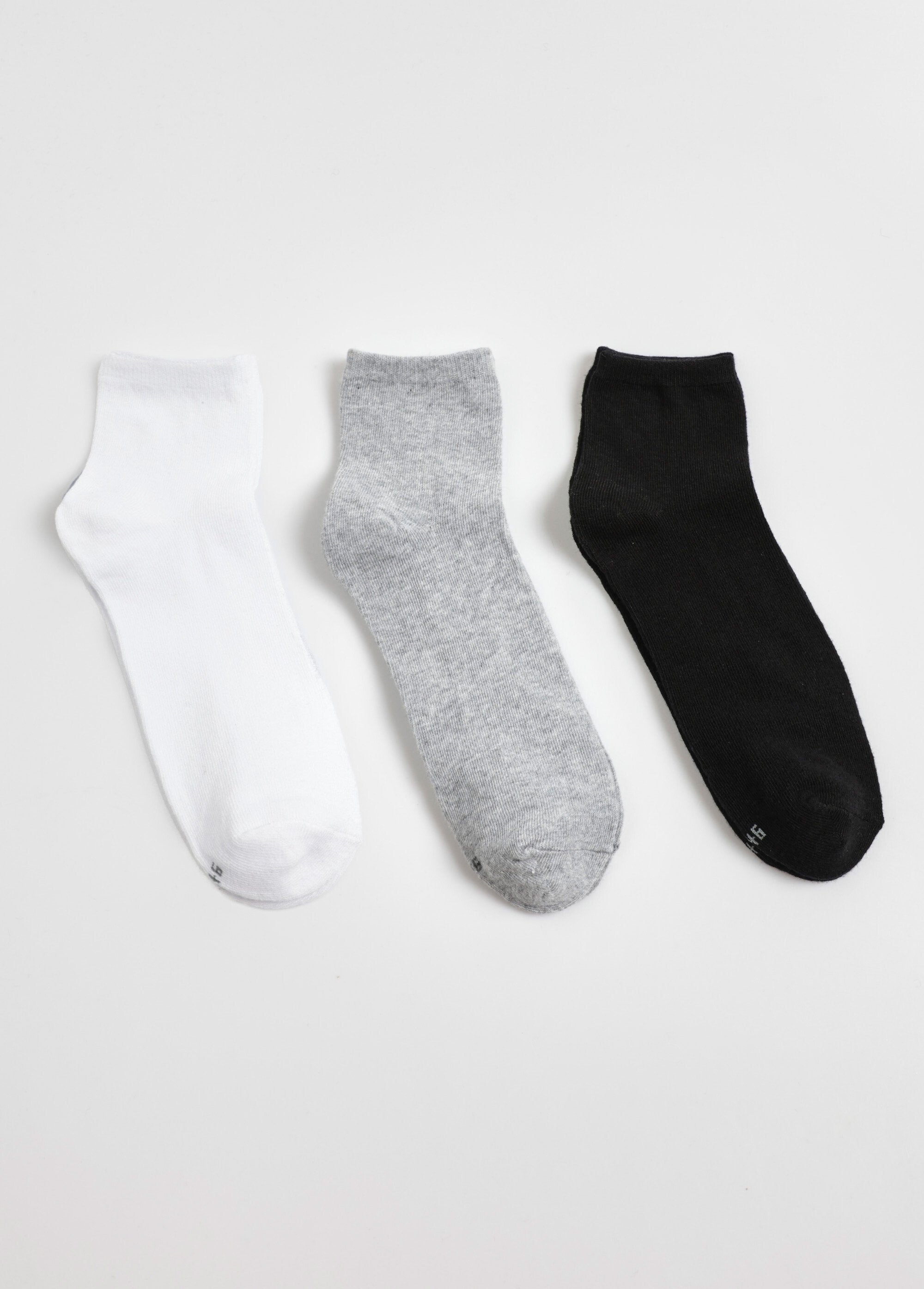 Pack_de_3_calcetines_esenciales_surtidos_Blanco_y_negro_y_gris_DE1_slim