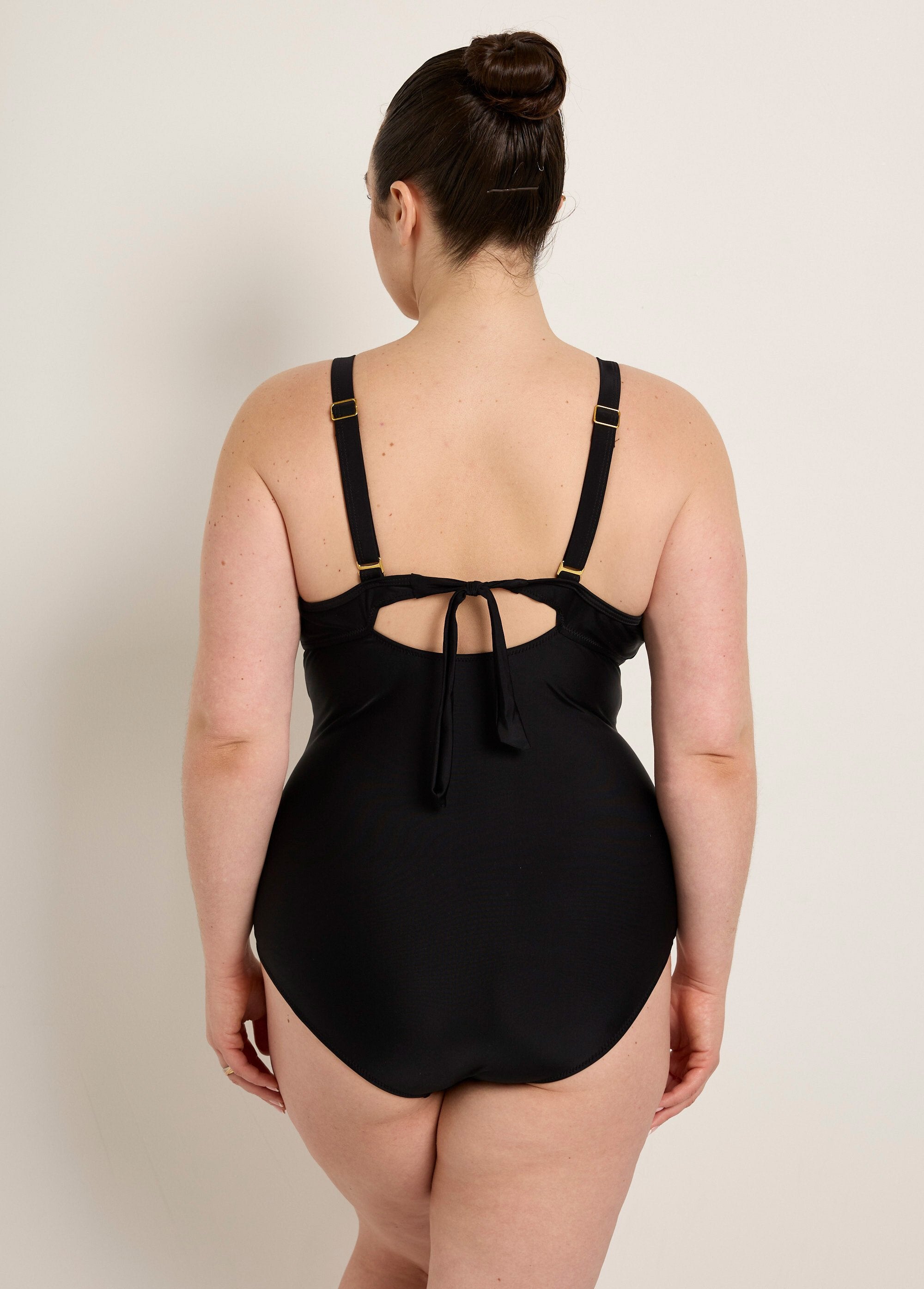 Traje_de_baño_de_una_pieza_con_detalles_de_encaje._Negro_DO1_curvy