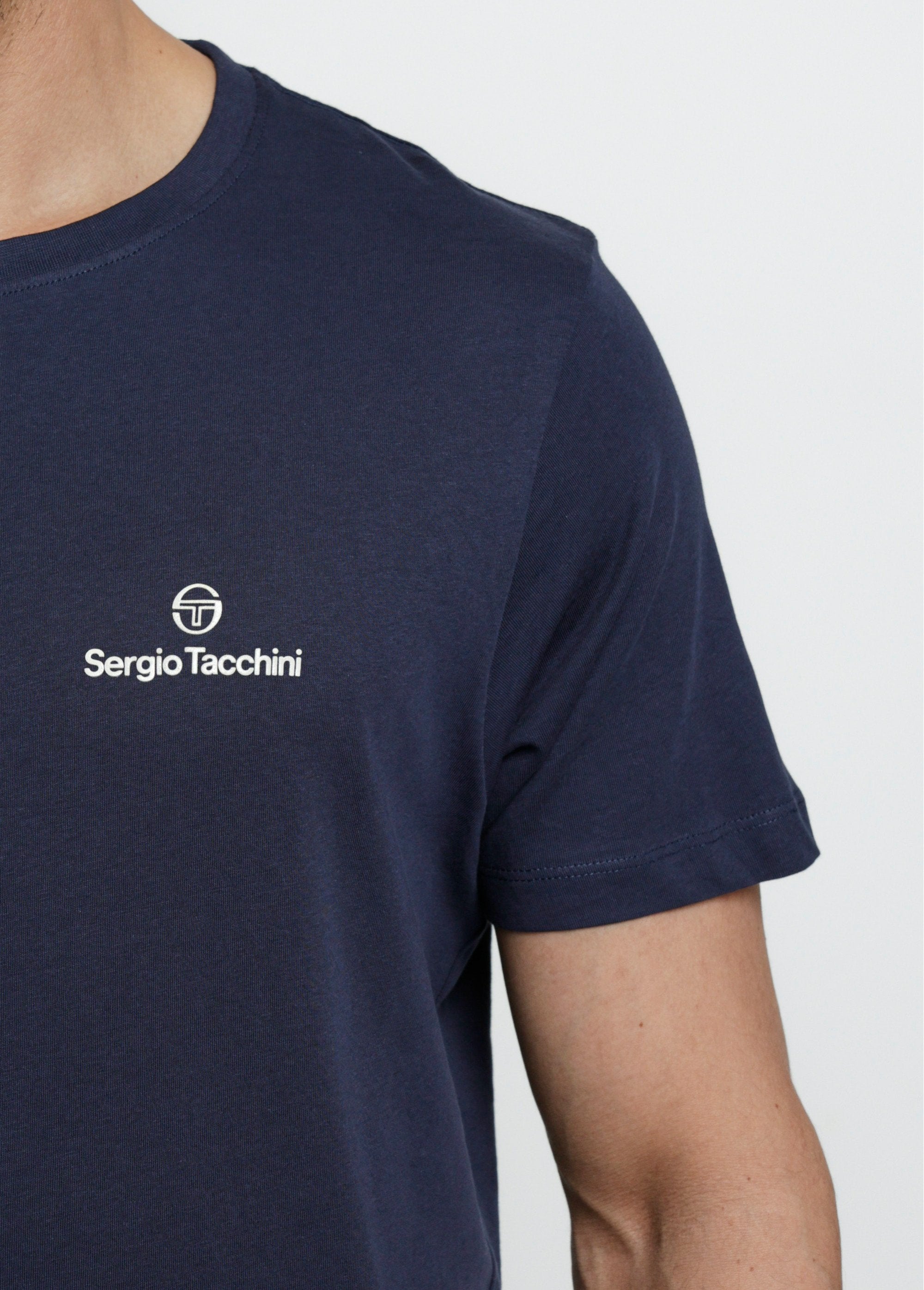 Camiseta_oscura_de_manga_corta_y_cuello_redondo_Marina_DE1_slim