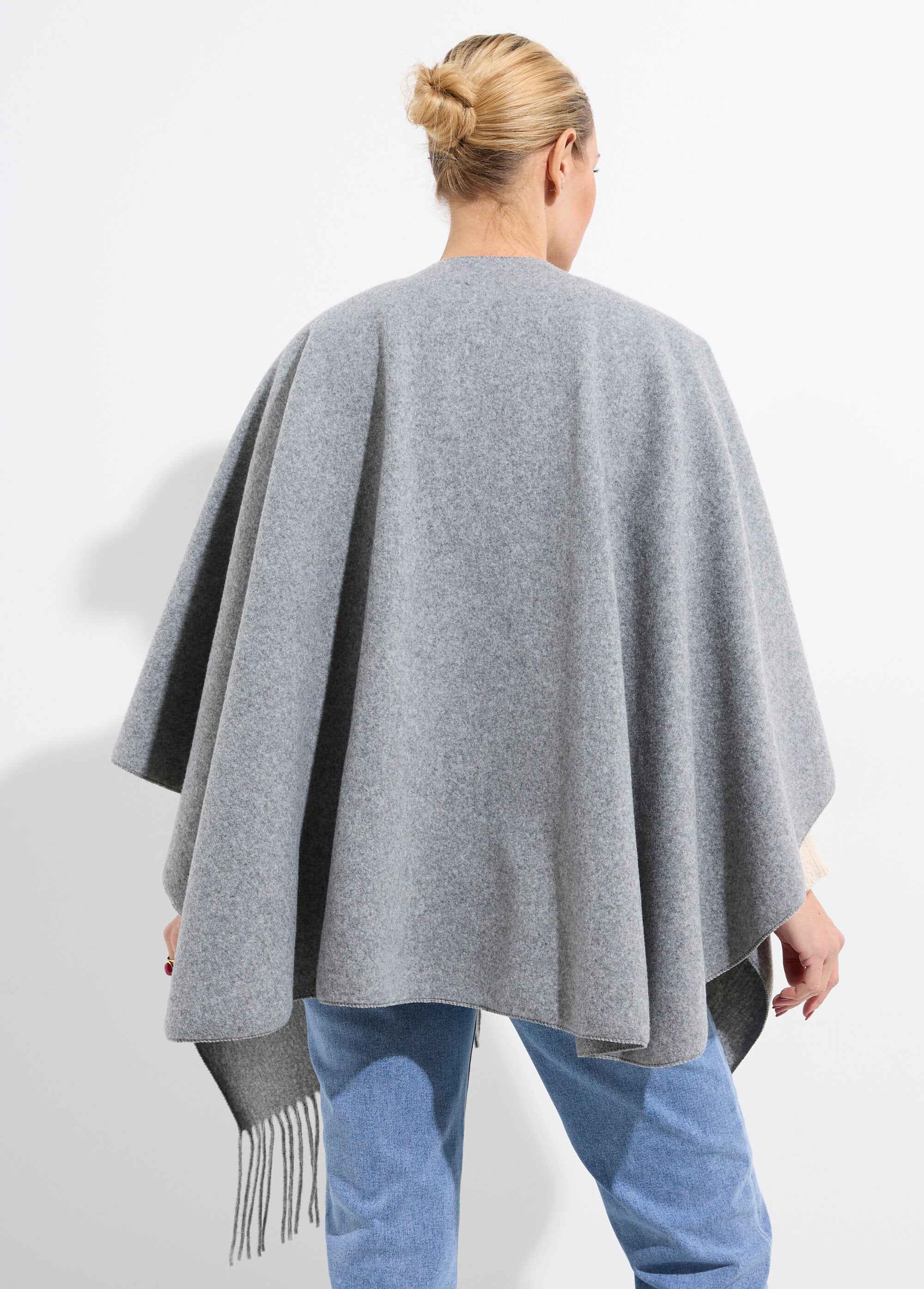 Abrigo_tipo_capa_con_flecos_de_efecto_lana_Gris_DO1_slim