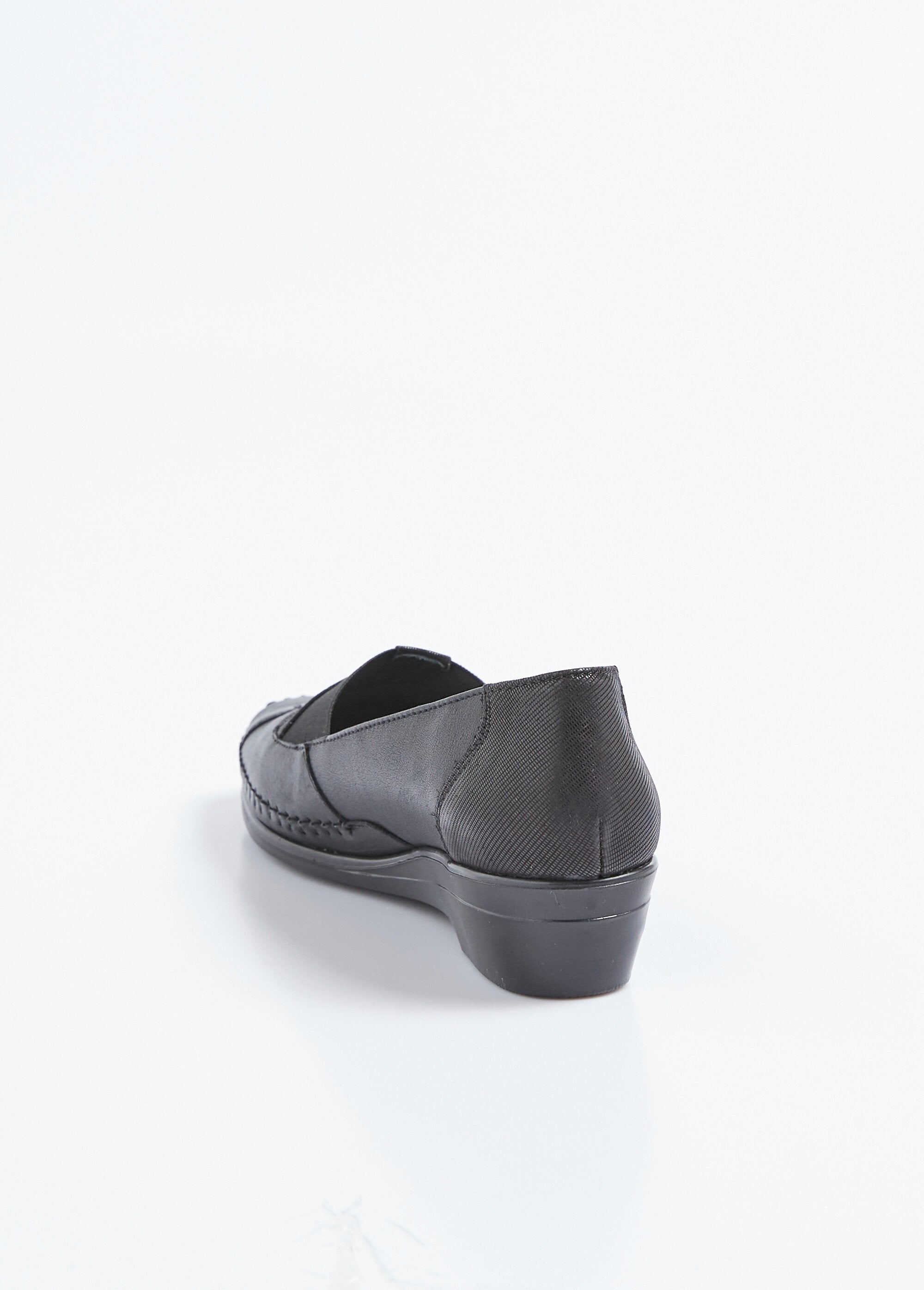 Mocasines_piel_con_elástico_ancho_confort_Negro_DO1_slim