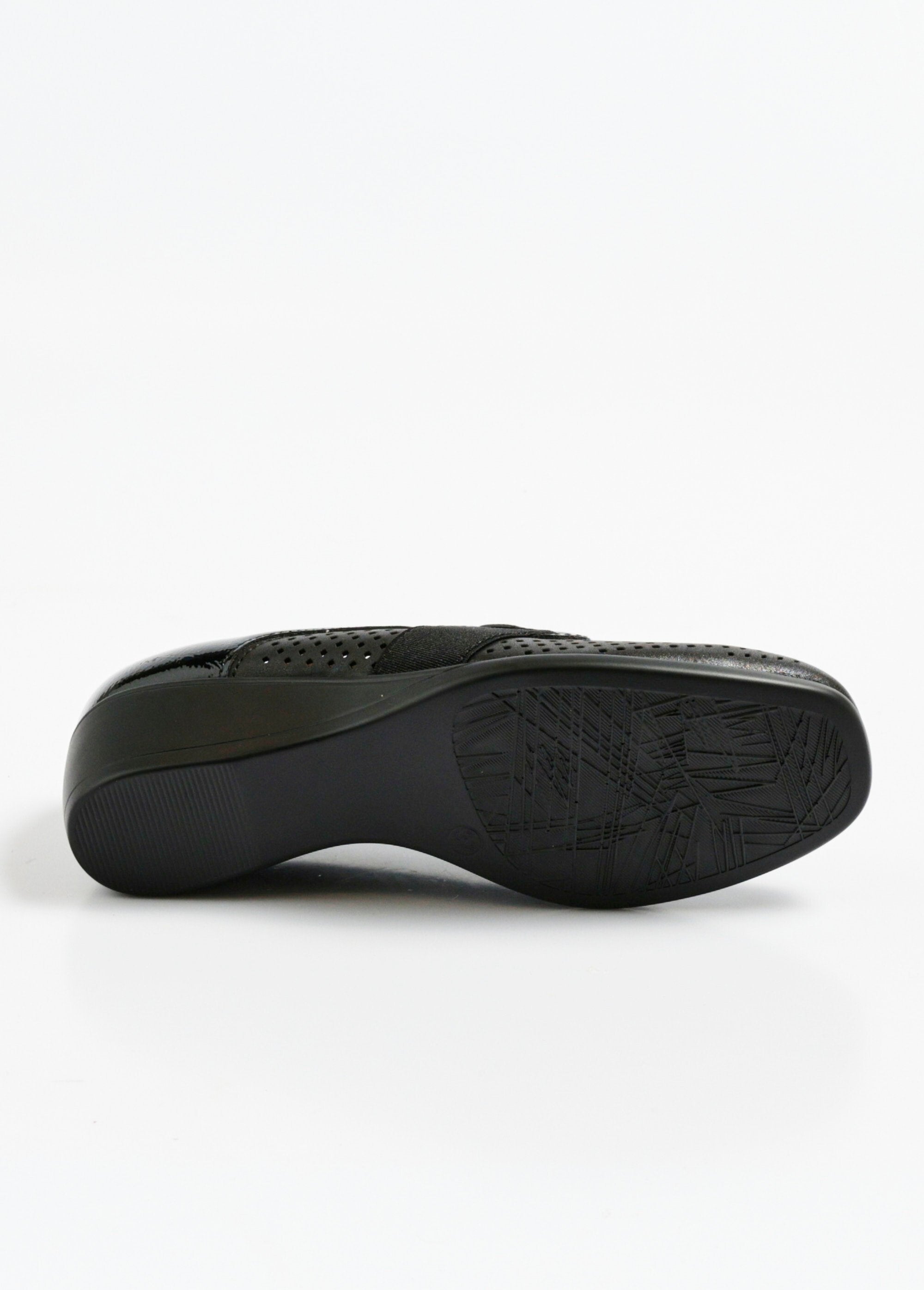 Mocasines_perforados_con_detalles_elegantes_Negro_UN1_slim