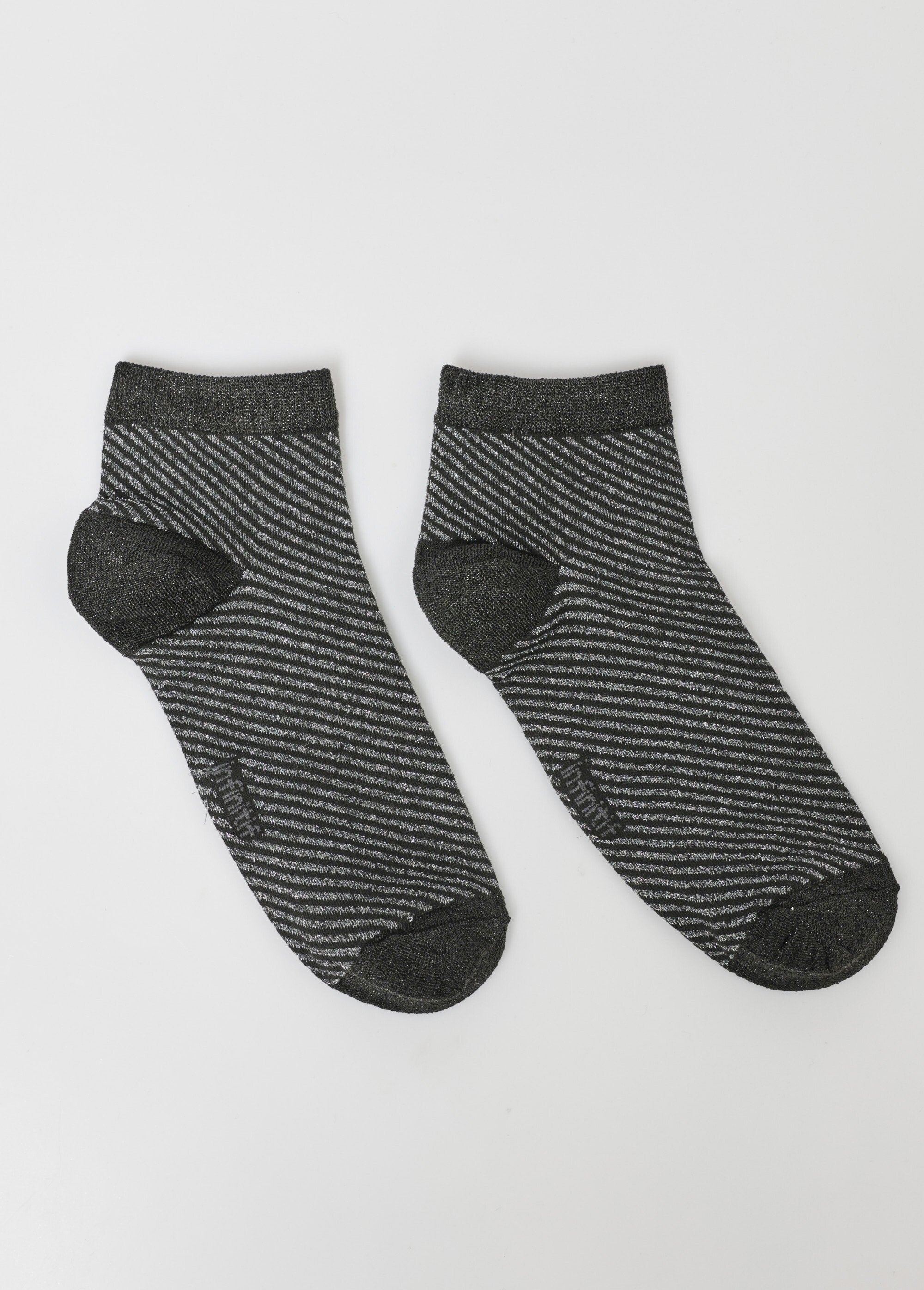 Par_de_calcetines,_estampado_metálico._raya_gris_FA1_slim