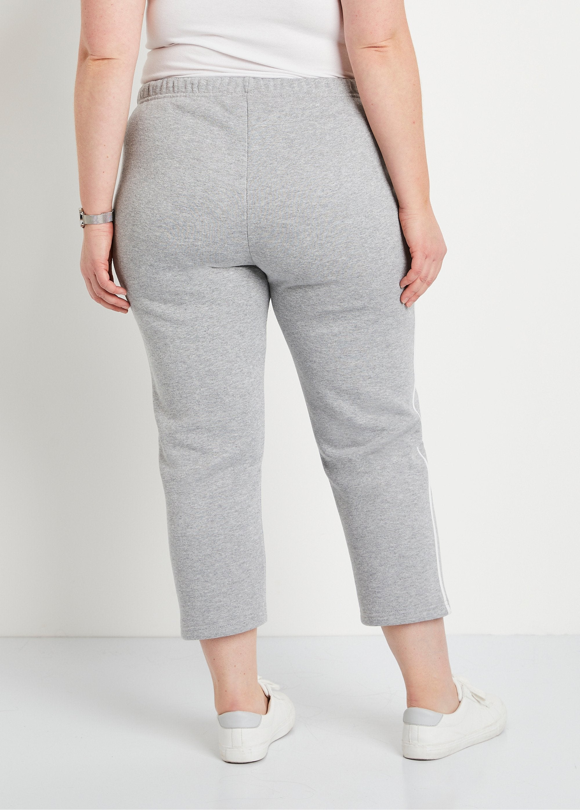 Pantalones_cortos_de_estar_por_casa_con_cinturilla_elástica_y_forro_polar._Gris_jaspeado_DO1_curvy
