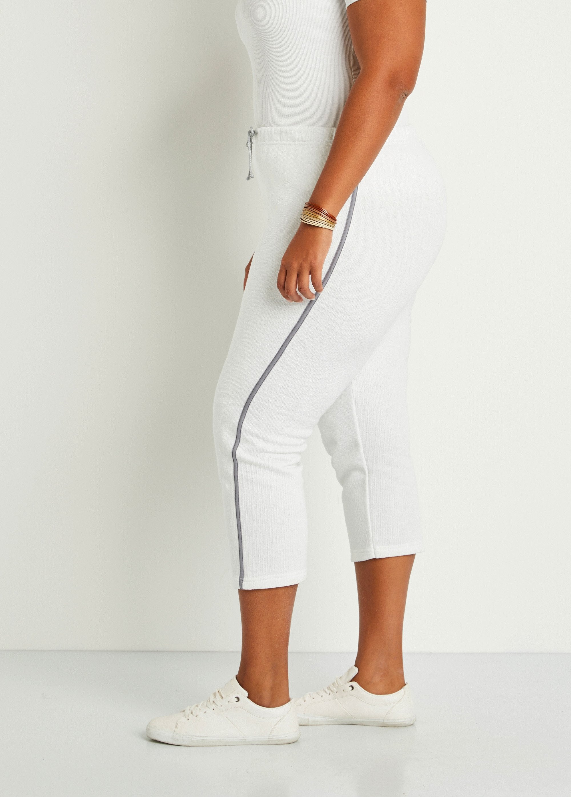 Pantalones_cortos_de_estar_por_casa_con_cinturilla_elástica_y_forro_polar._Blanco,_Blanca_DR1_curvy