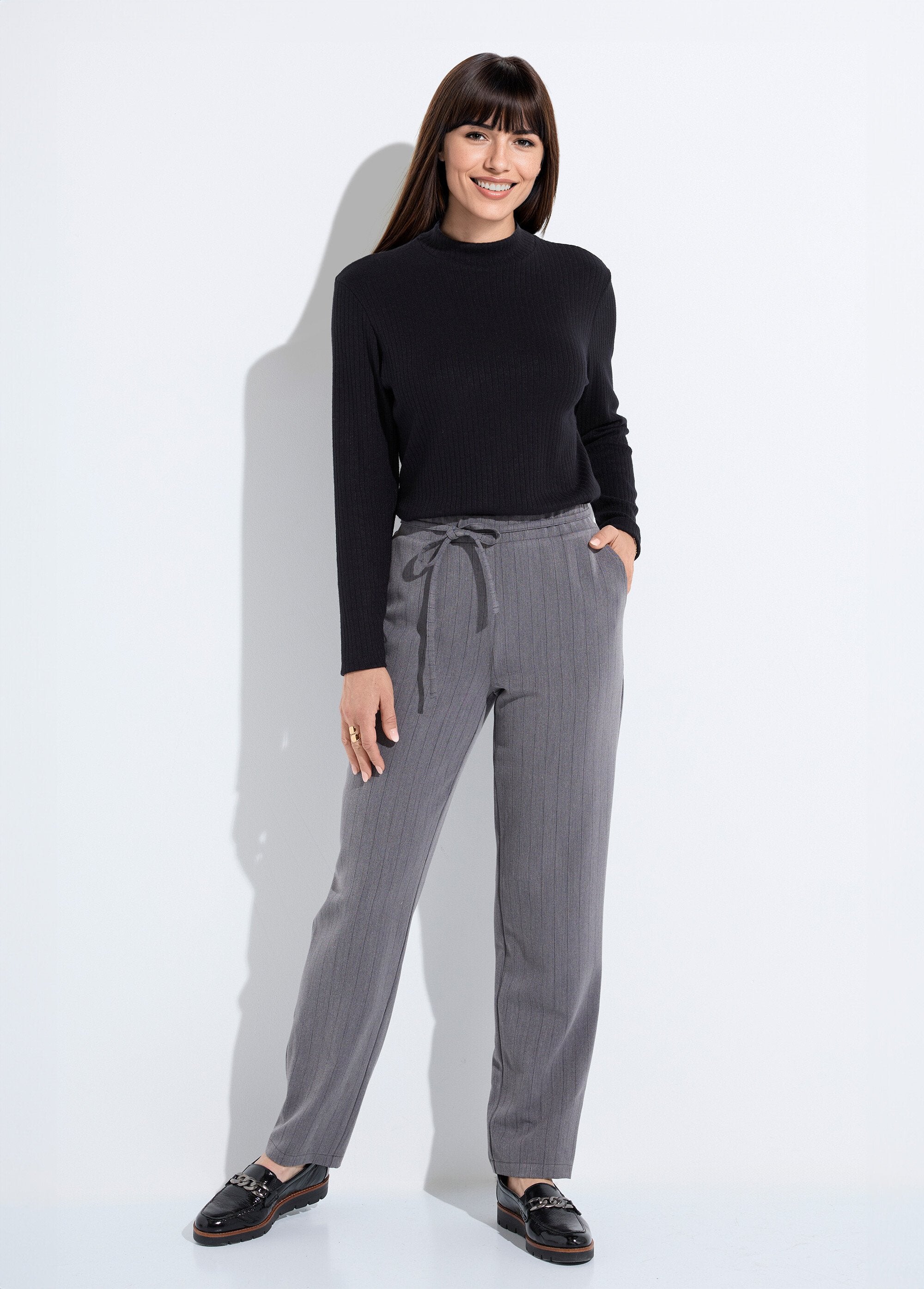 Pantalón_recto_con_cintura_elástica_3/4_gris_y_negro_SF1_slim